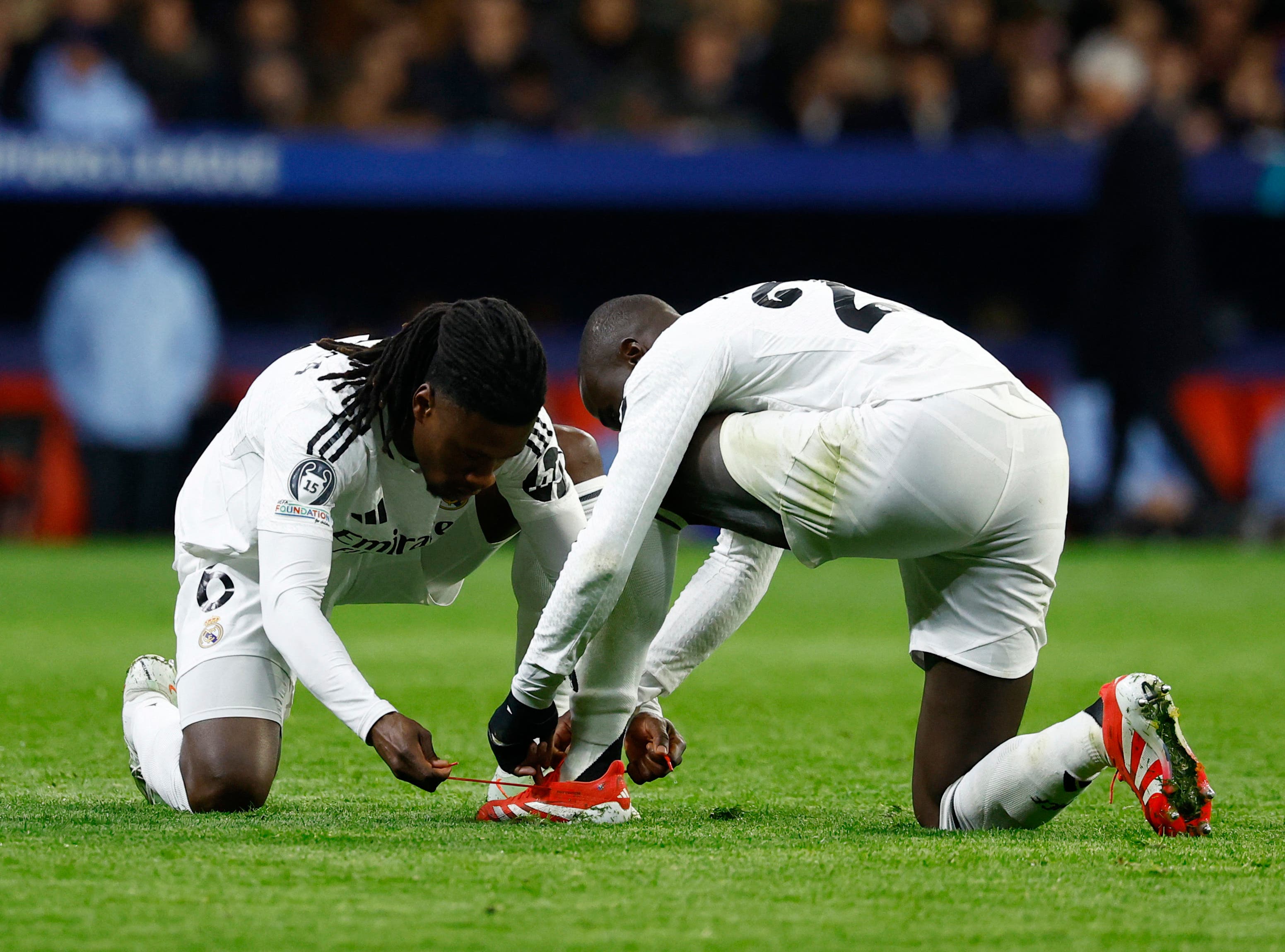 Ferland Mendy tie his shoe lace 