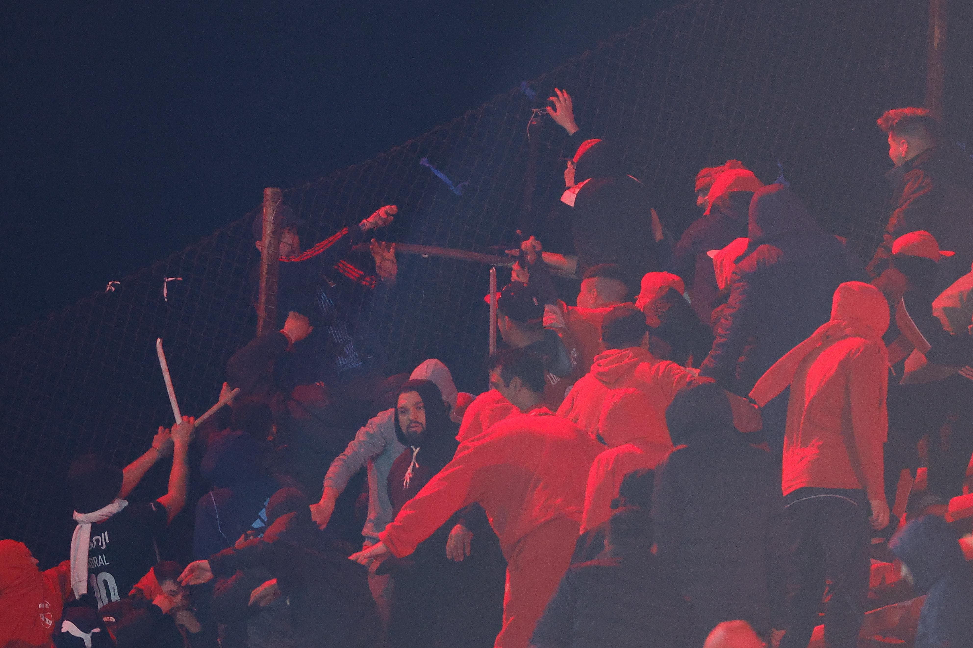 Images of the fight in the stands during the Copa Libertadores match between Independiente CA and Universidad de Chile.