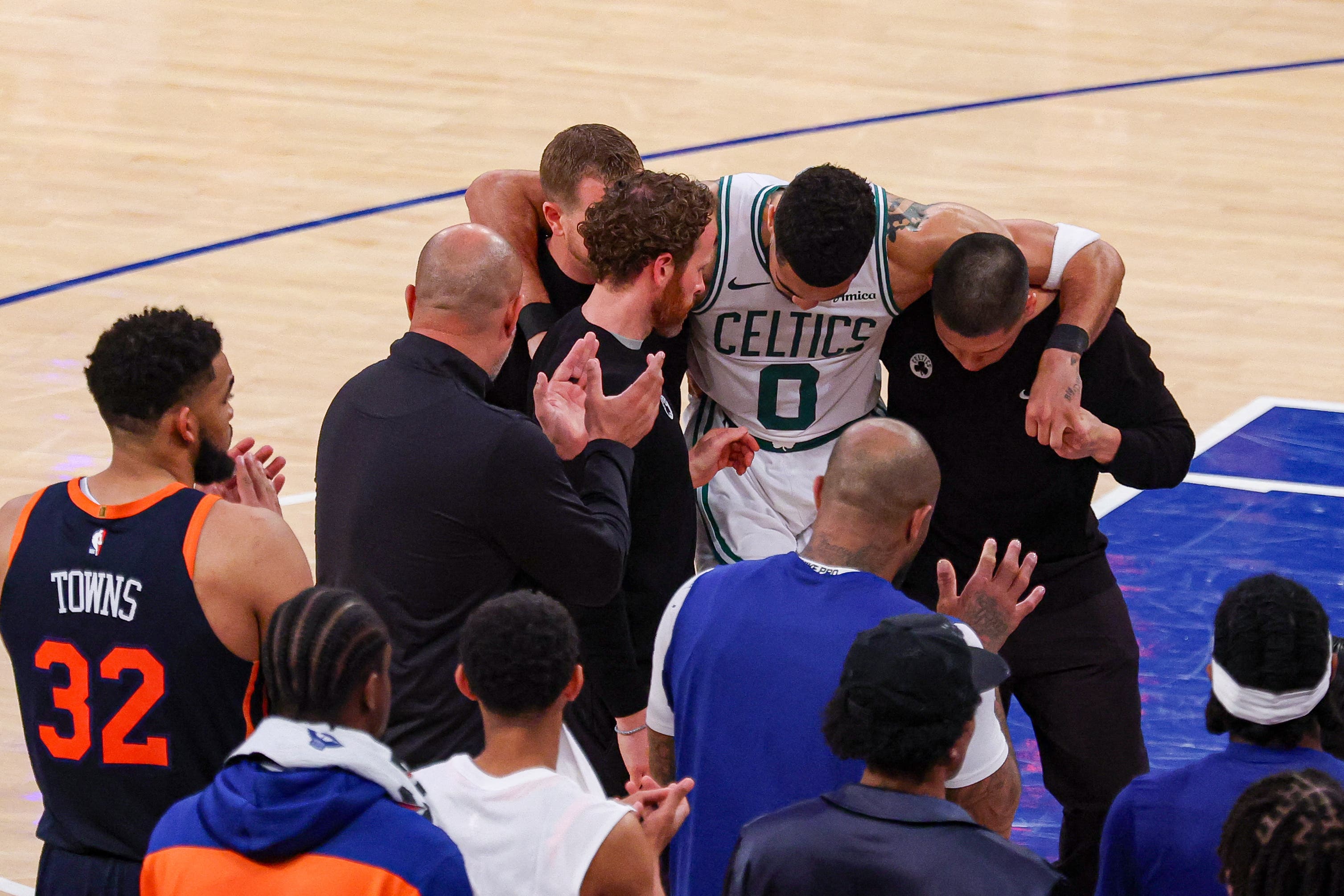 Jayson Tatum de los Boston Celtics siendo retirado de la cancha por el personal de los Celtics tras su lesión.