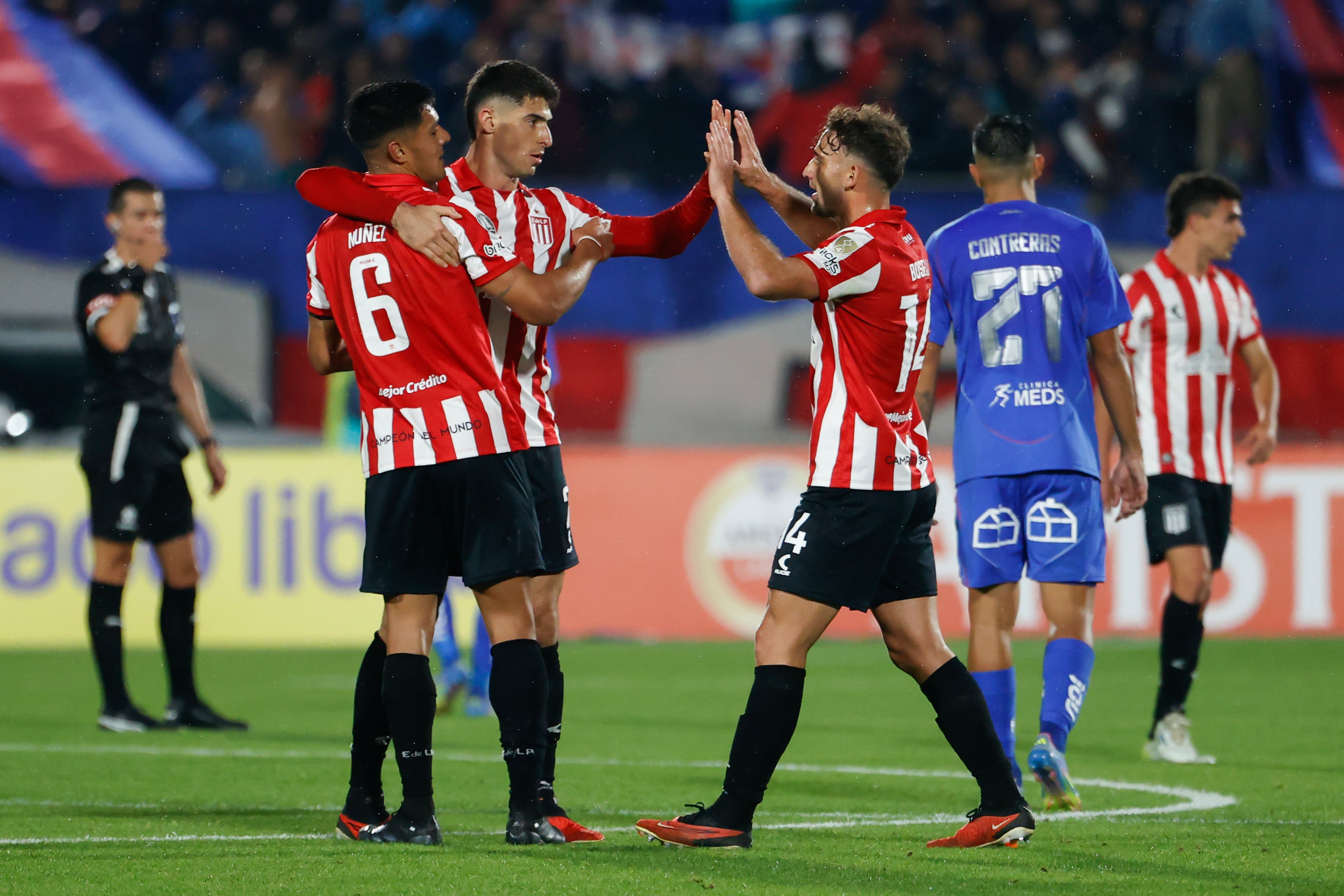 AMDEP6032. SANTIAGO (CHILE), 07/05/2025.- Jugadores de Universidad de Chile celebran este miércoles, al final de un partido de la fase de grupos de la Copa Libertadores entre Universidad de Chile y Estudiantes de La Plata en el estadio Nacional Julio Martínez Prádanos en Santiago (Chile). EFE/ Elvis González