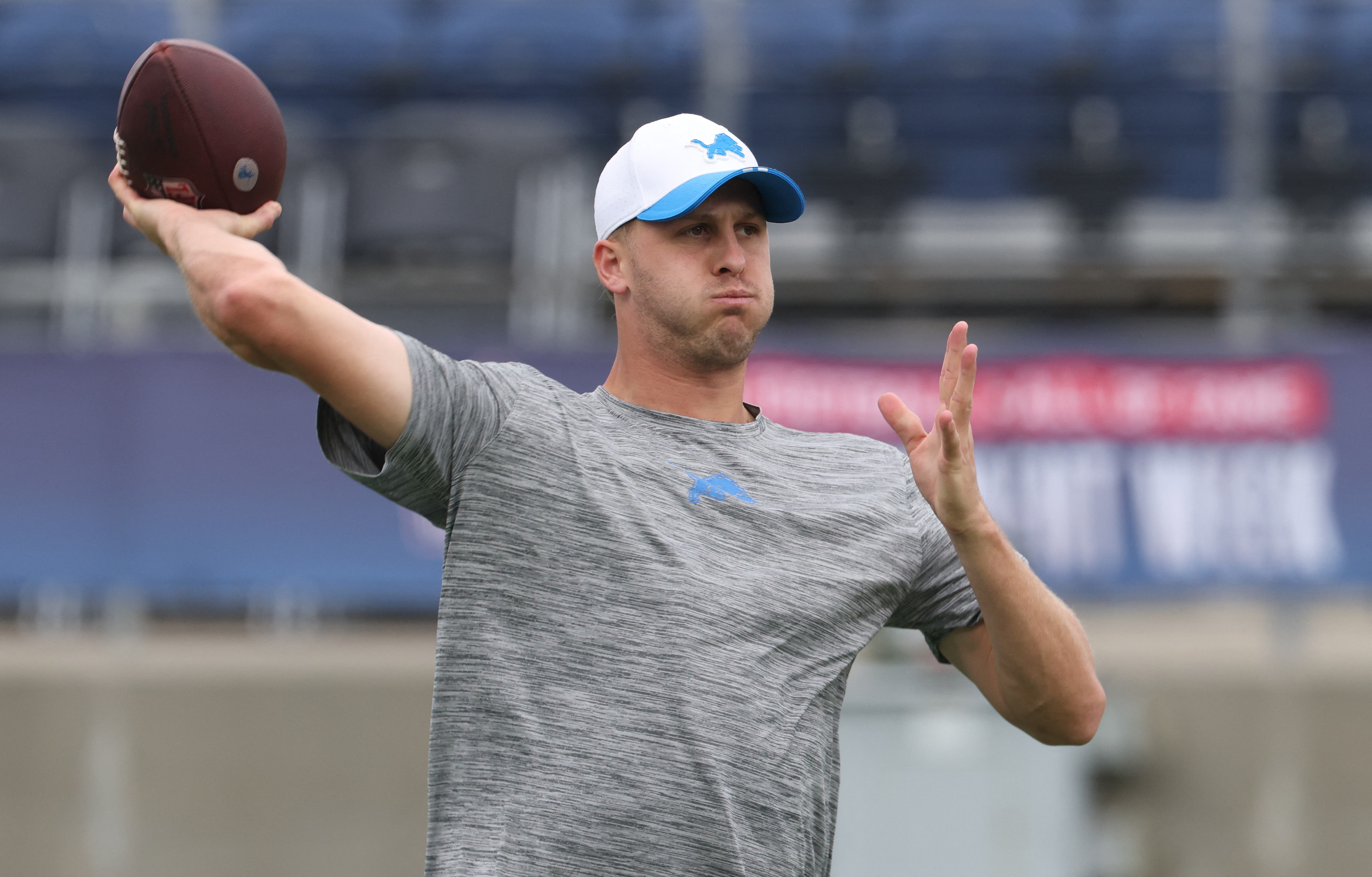 Jared Goff lanza un pase durante una sesión de entrenamiento con los Detroit Lions.