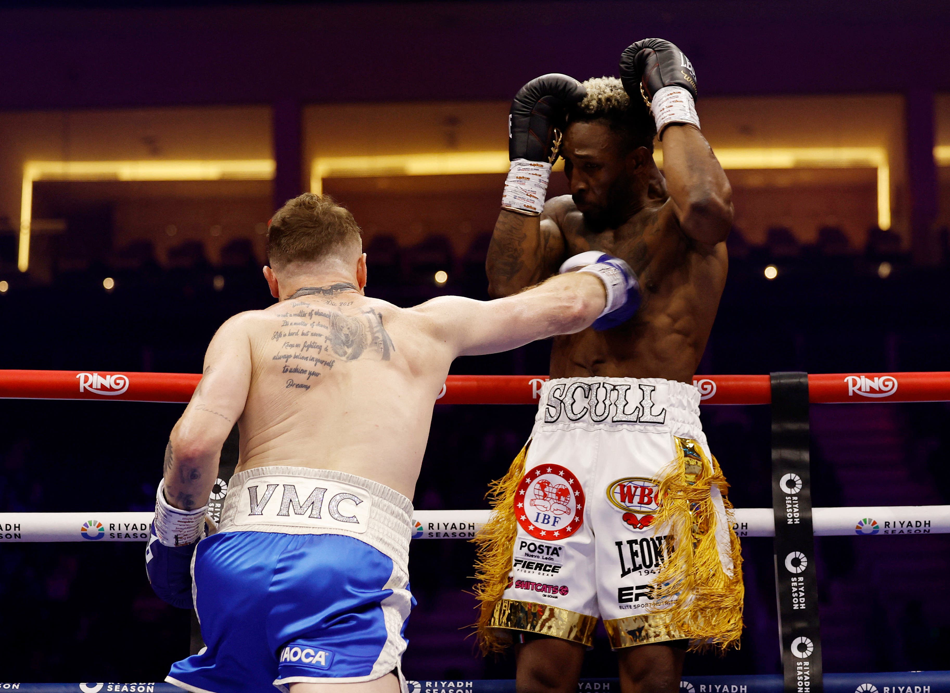 William Scull recibe un golpe durante su pelea vs Saúl Canelo Álvarez.