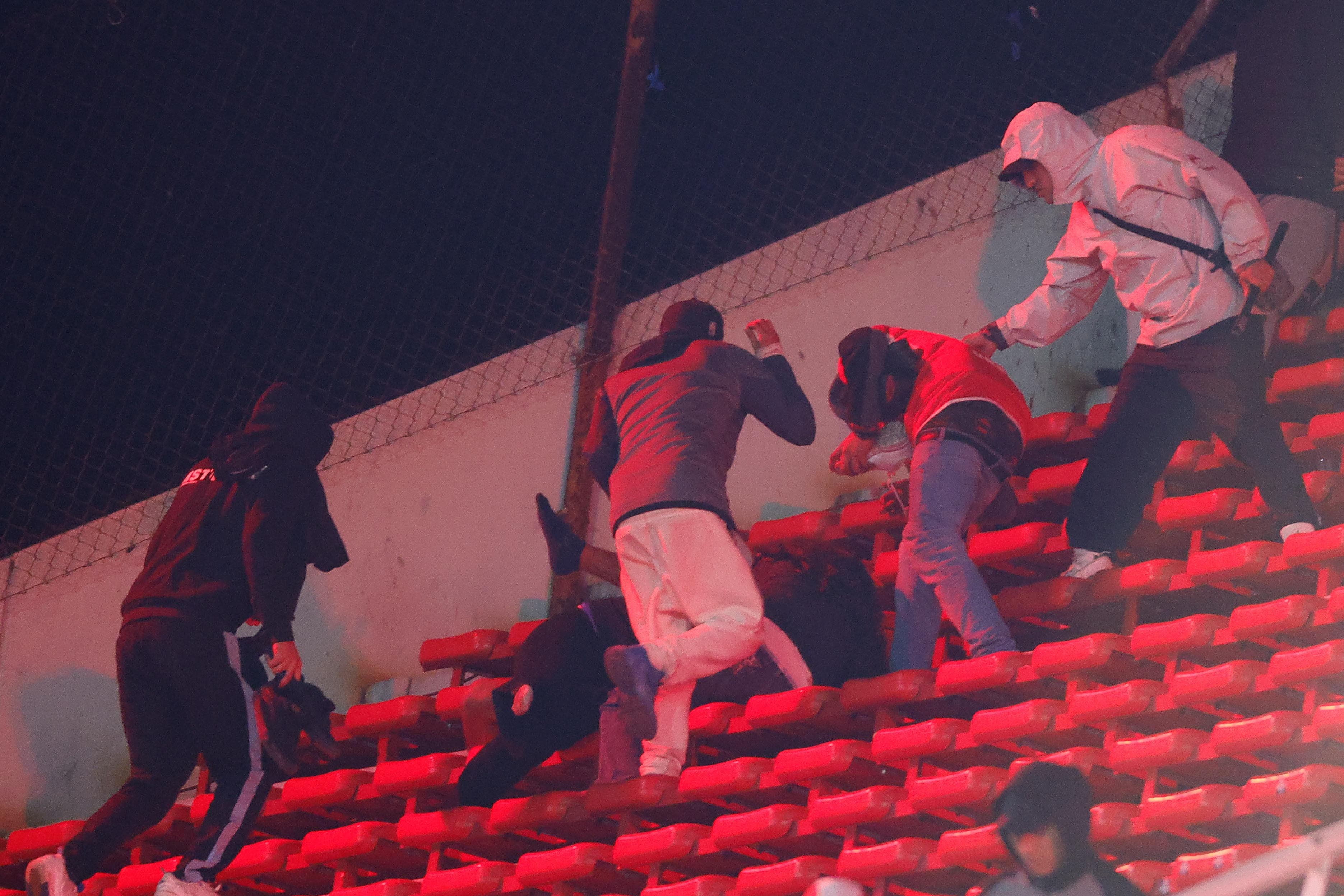 Images of the fight in the stands during the Copa Libertadores match between Independiente CA and Universidad de Chile.