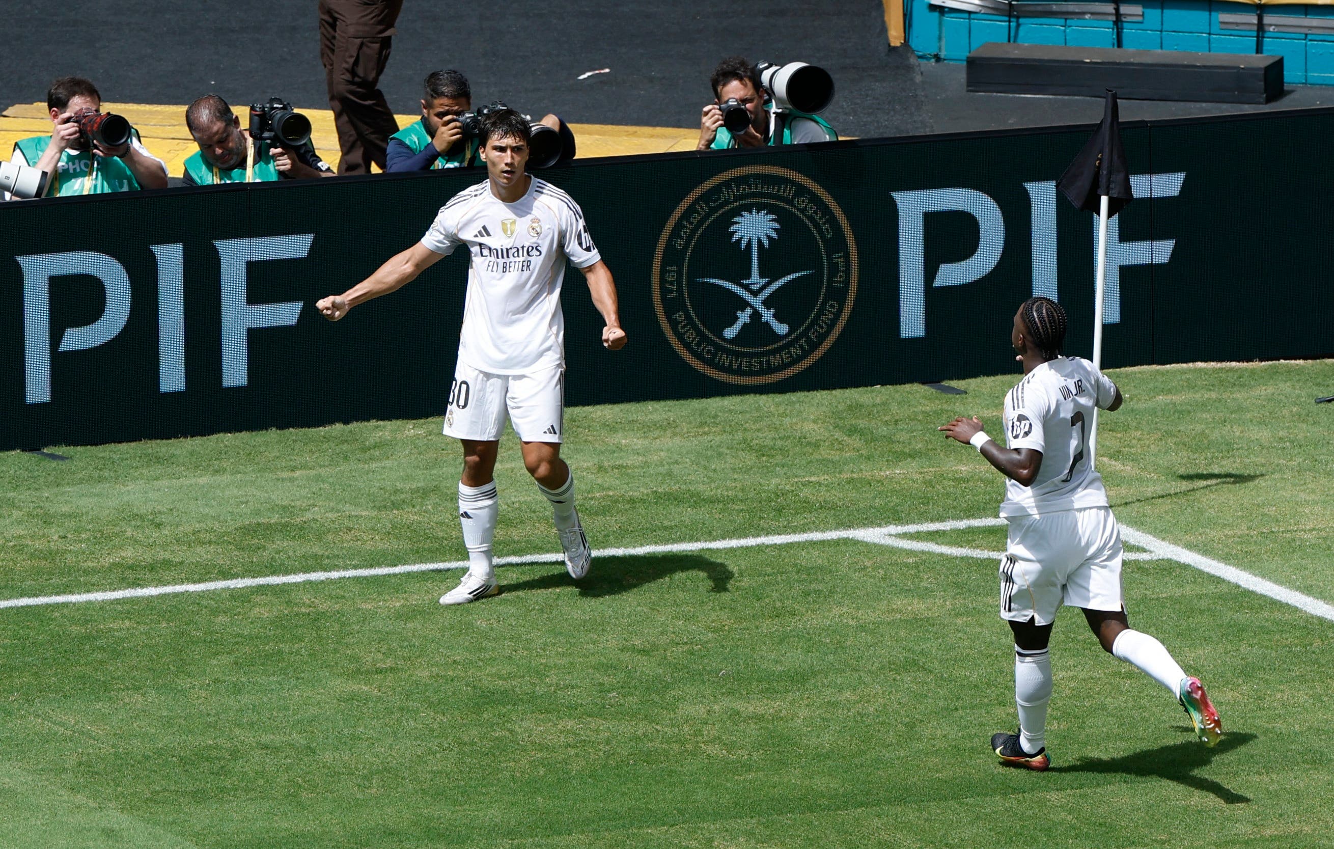 Gonzalo García celebrates his goal with Real Madrid in the match against Al-Hilal.
