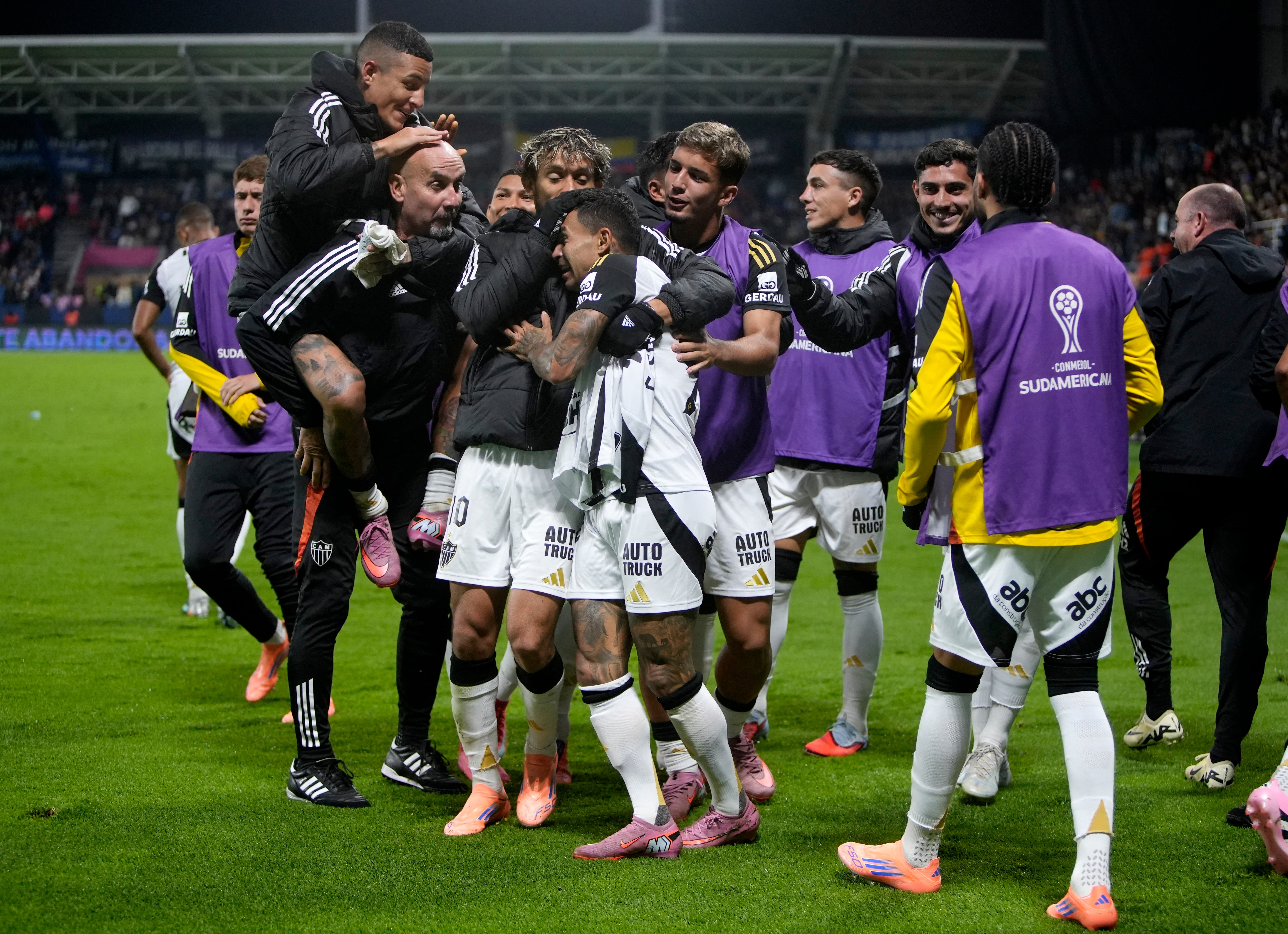 Soccer Football - Copa Sudamericana - Semi Final - First Leg - Independiente del Valle v Atletico Mineiro - Estadio Banco Guayaquil, Quito, Ecuador - October 21, 2025 Atletico Mineiro's Dudu celebrates scoring their first goal with teammates REUTERS/Cristina Vega