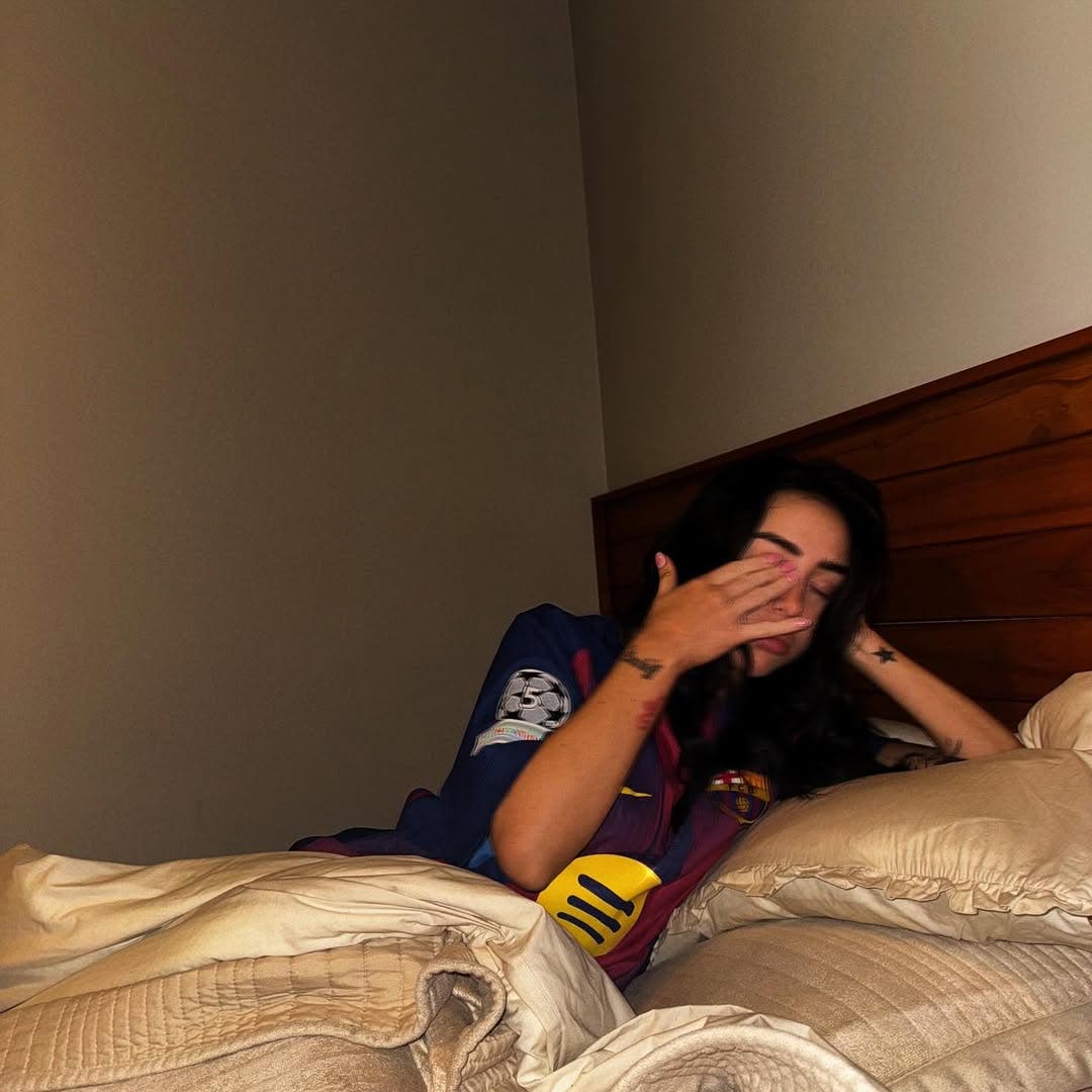 Nicki Nicole sleeping with a Barcelona jersey probably Lamine Yamal's.