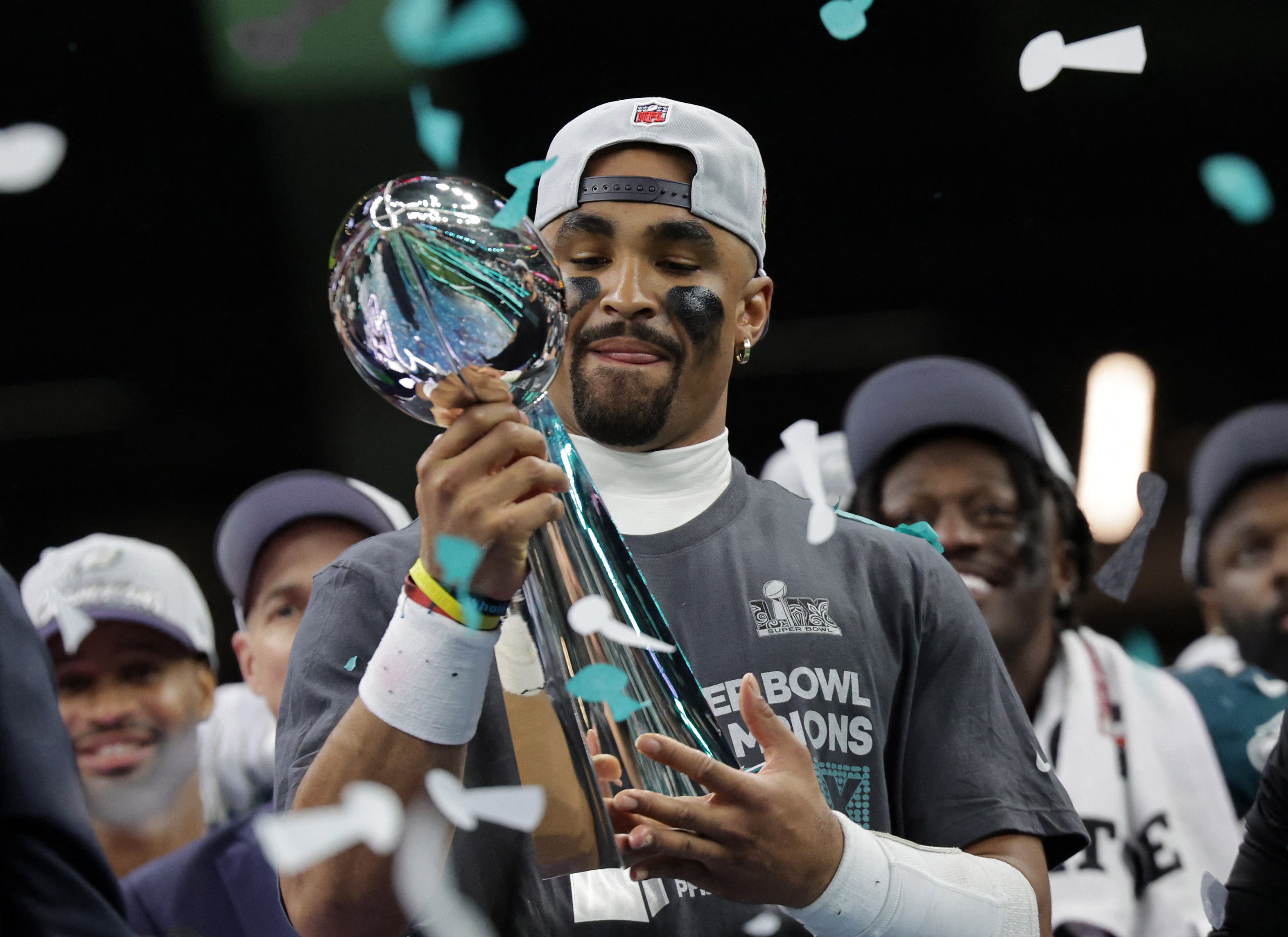 Jalen Hurts sosteniendo el trofeo Vince Lombardi que ganó con los Philadelphia Eagles.