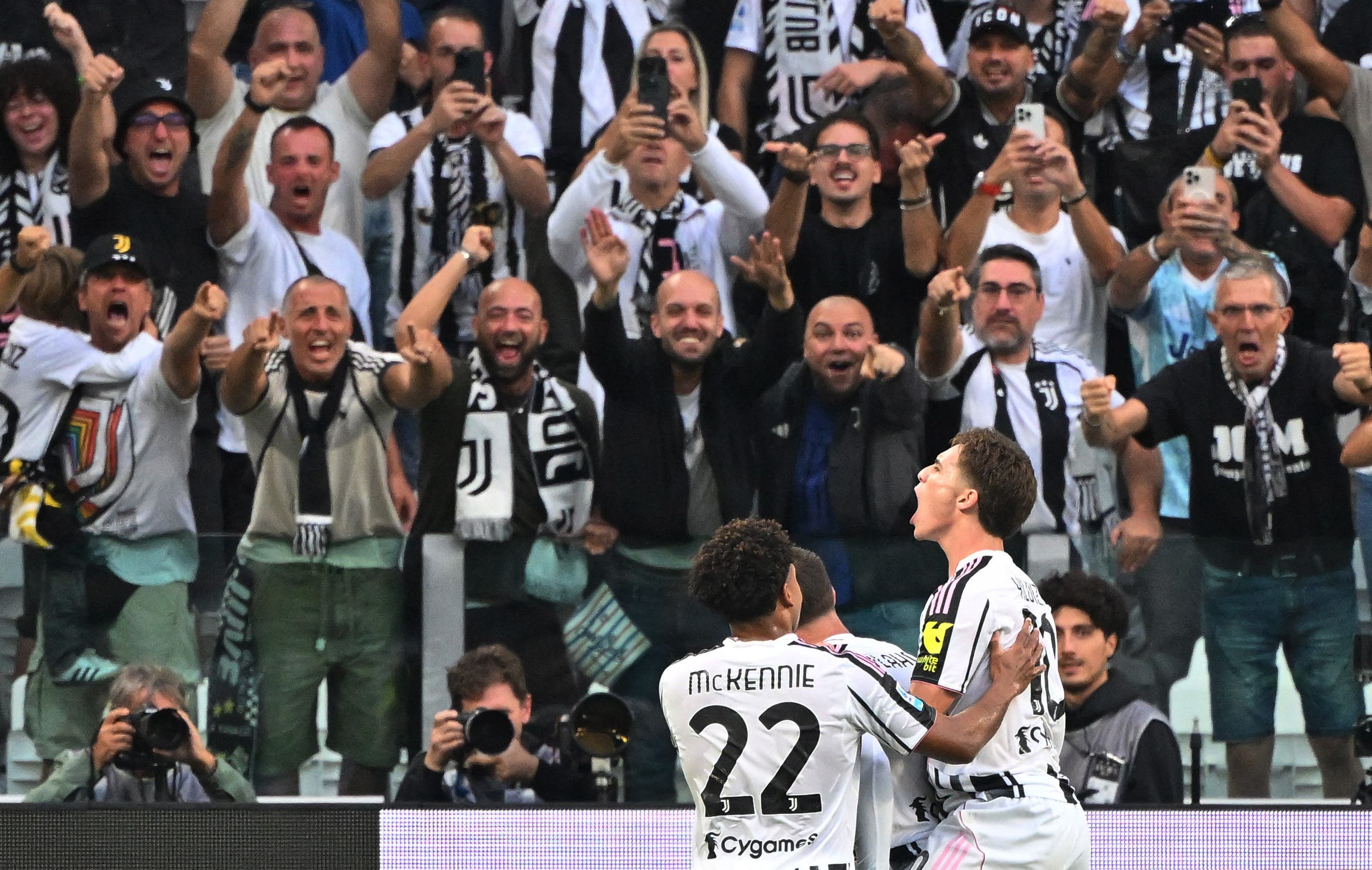 Soccer Football - Serie A - Juventus v Inter Milan - Allianz Stadium, Turin, Italy - September 13, 2025 Juventus's Kenan Yildiz celebrates scoring their second goal with' Weston McKennie REUTERS/Alberto Lingria
