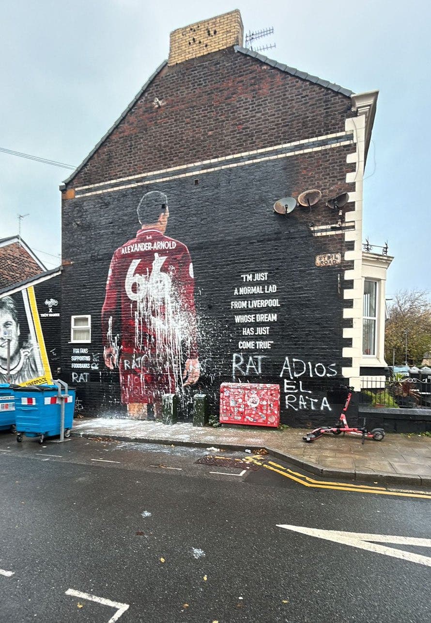 El mural de Trent Alexander-Arnold en las inmediaciones de Anfield fue vandalizado previo al partido entre Liverpool y Real Madrid por la UEFA Champions League.
