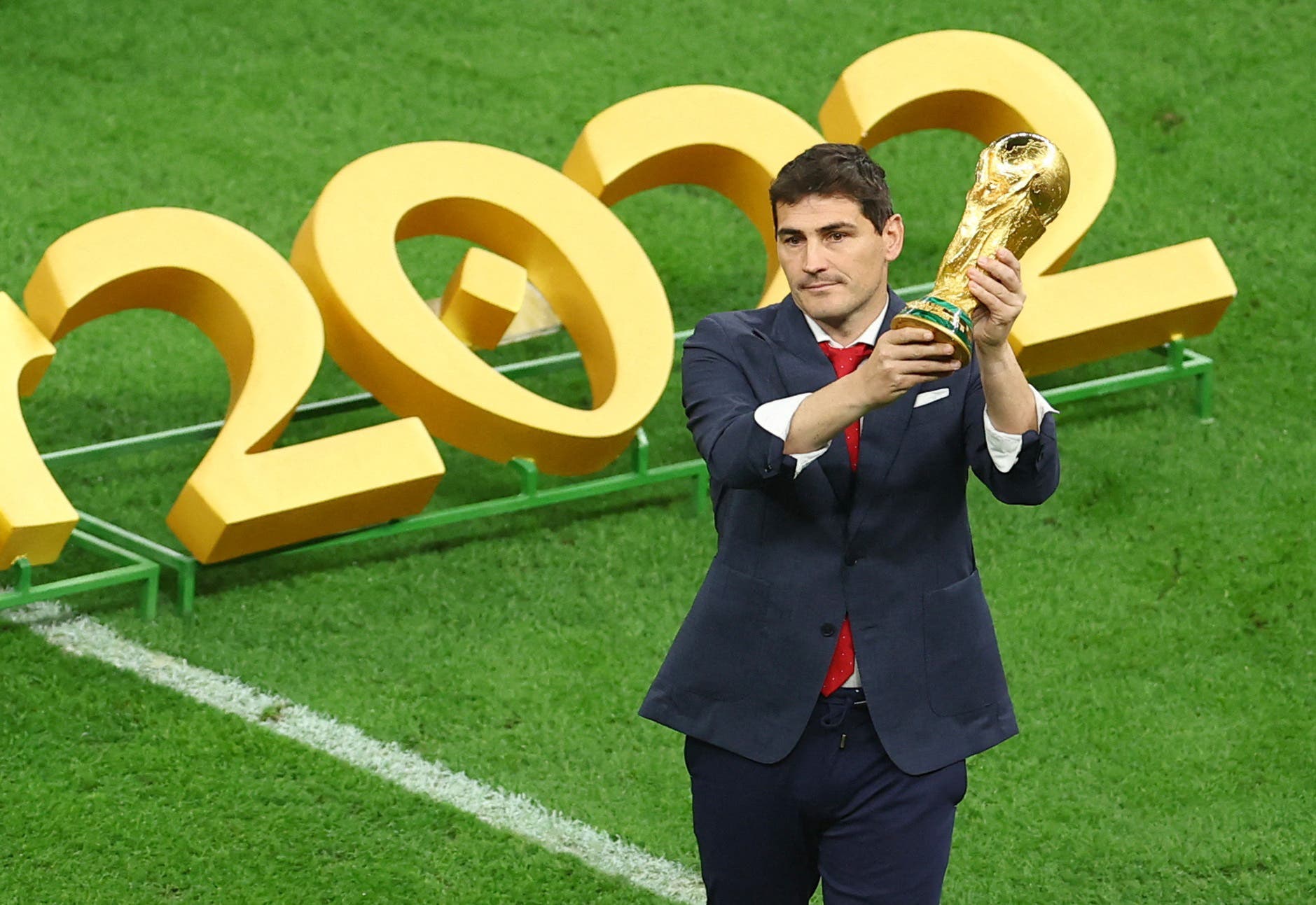 Soccer Football - FIFA World Cup Qatar 2022 - Final - Argentina v France - Lusail Stadium, Lusail, Qatar - December 18, 2022 Iker Casillas holds the World Cup trophy before the match REUTERS/Molly Darlington