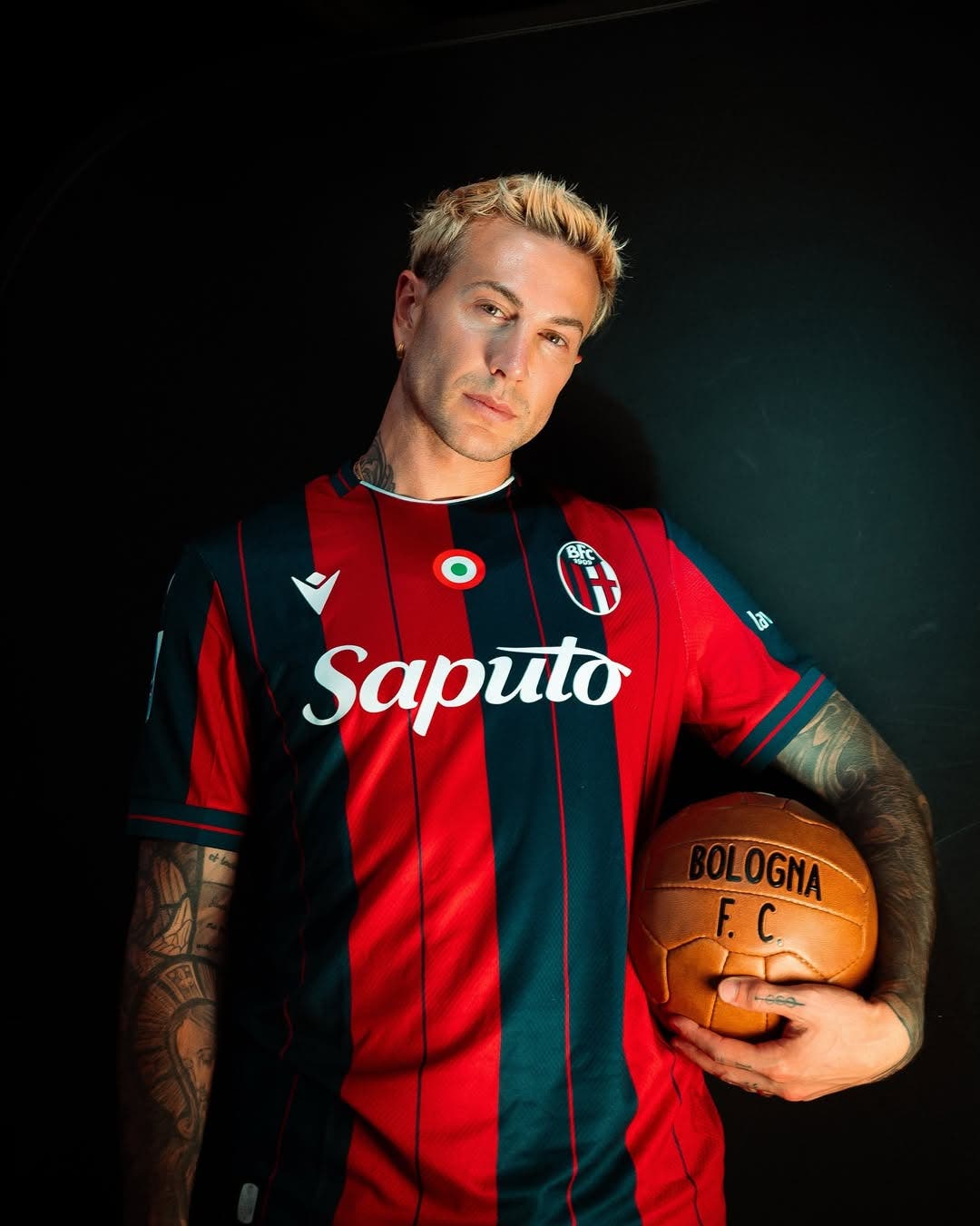 Federico Bernardeschi poses with the jersey of Bologna. 
