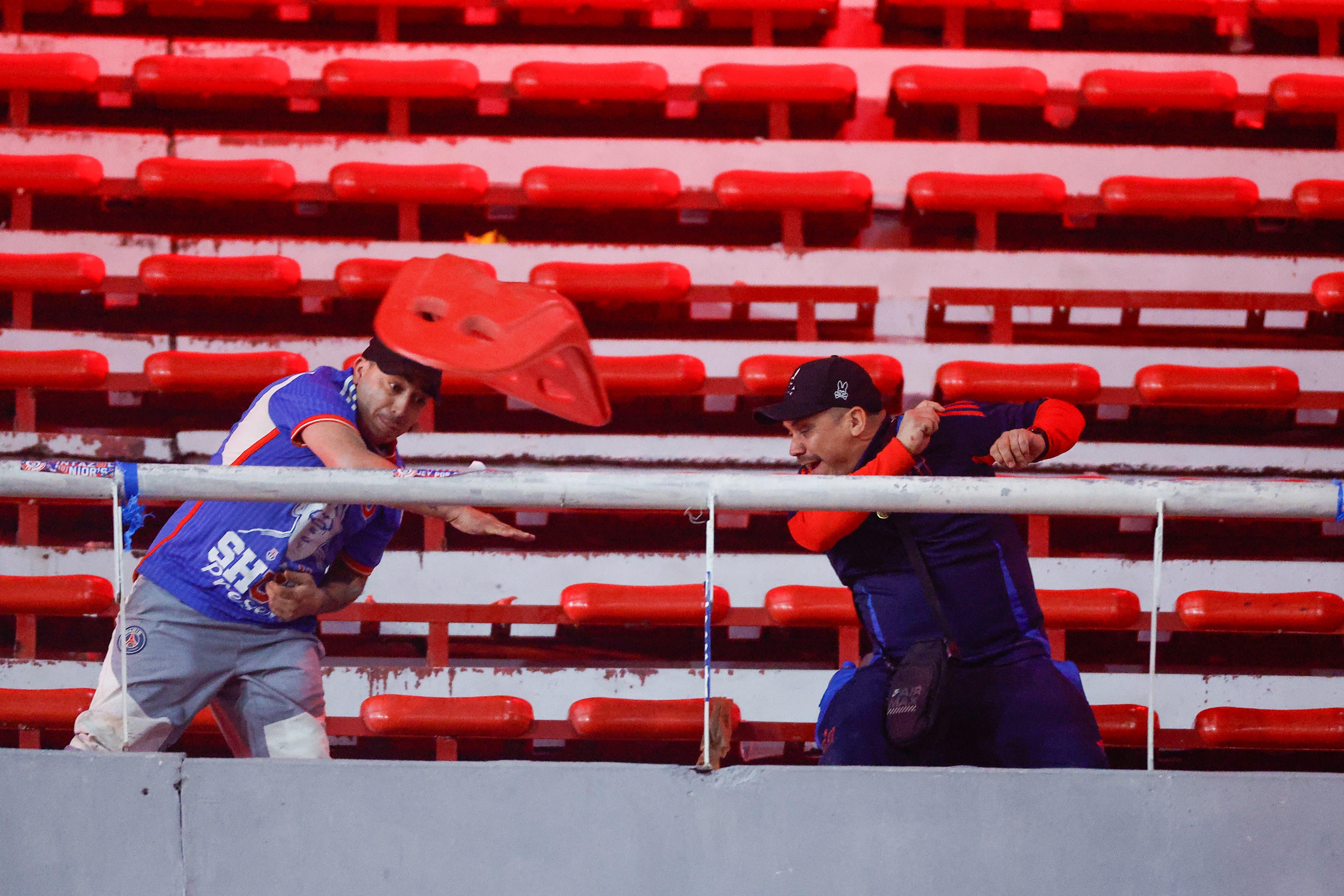 Images of the fight in the stands during the Copa Libertadores match between Independiente CA and Universidad de Chile.