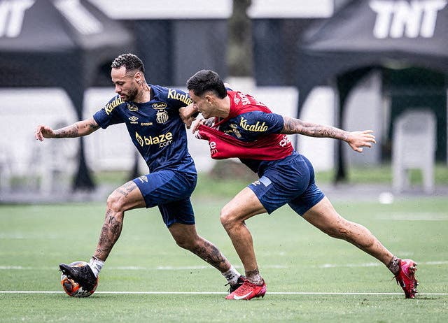 Santos' Neymar during training