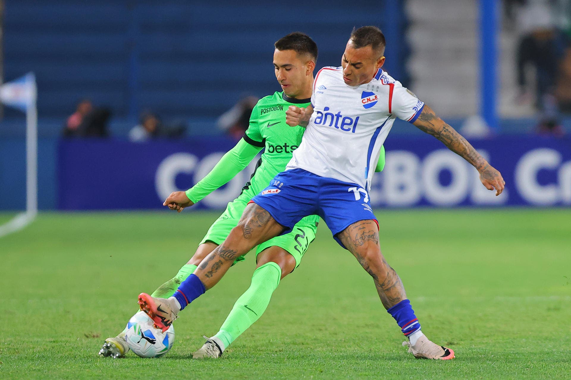 Eduardo Vargas (d) de Nacional disputa el balón con Juan Arias de Atlético Nacional