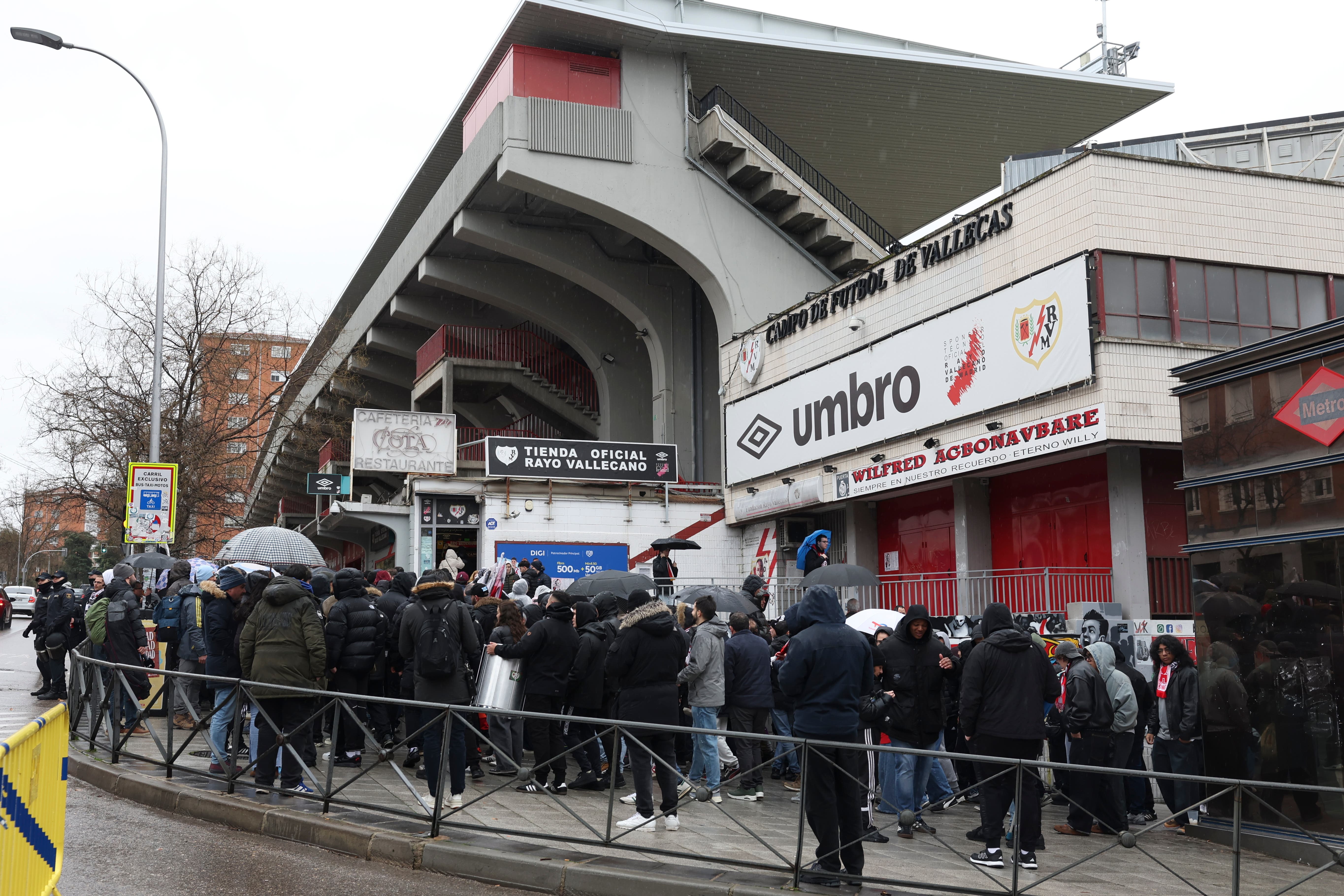 FOTODELDIA MADRID, 07/02/2026.- Aficionados aguardan a las puertas del Estadio de Vallecas de Madrid este sábado. El partido entre el Rayo Vallecano y el Oviedo, correspondiente a la jornada 23 de LaLiga EA Sports, ha sido suspendido debido a que "en el momento actual, el terreno de juego (del estadio de Vallecas) no reúne las garantías necesarias para la celebración del encuentro en condiciones de seguridad", informó LaLiga en un comunicado. EFE/ Kiko Huesca