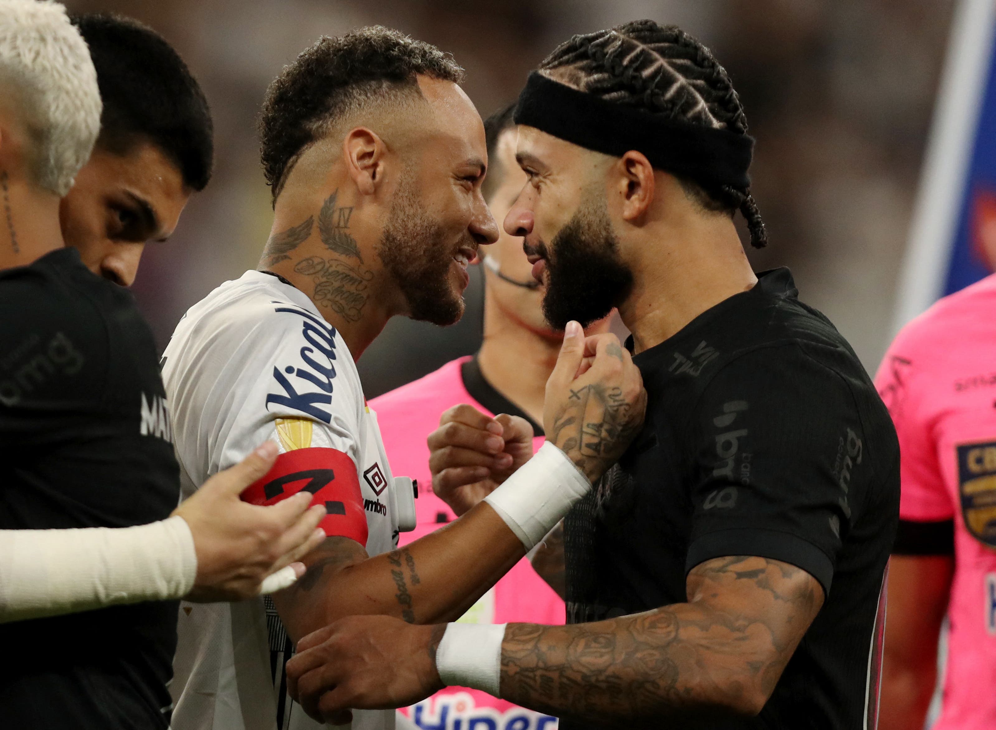 Memphis Depay and Neymar on Santos vs Corinthians Campeonato Paulista match.