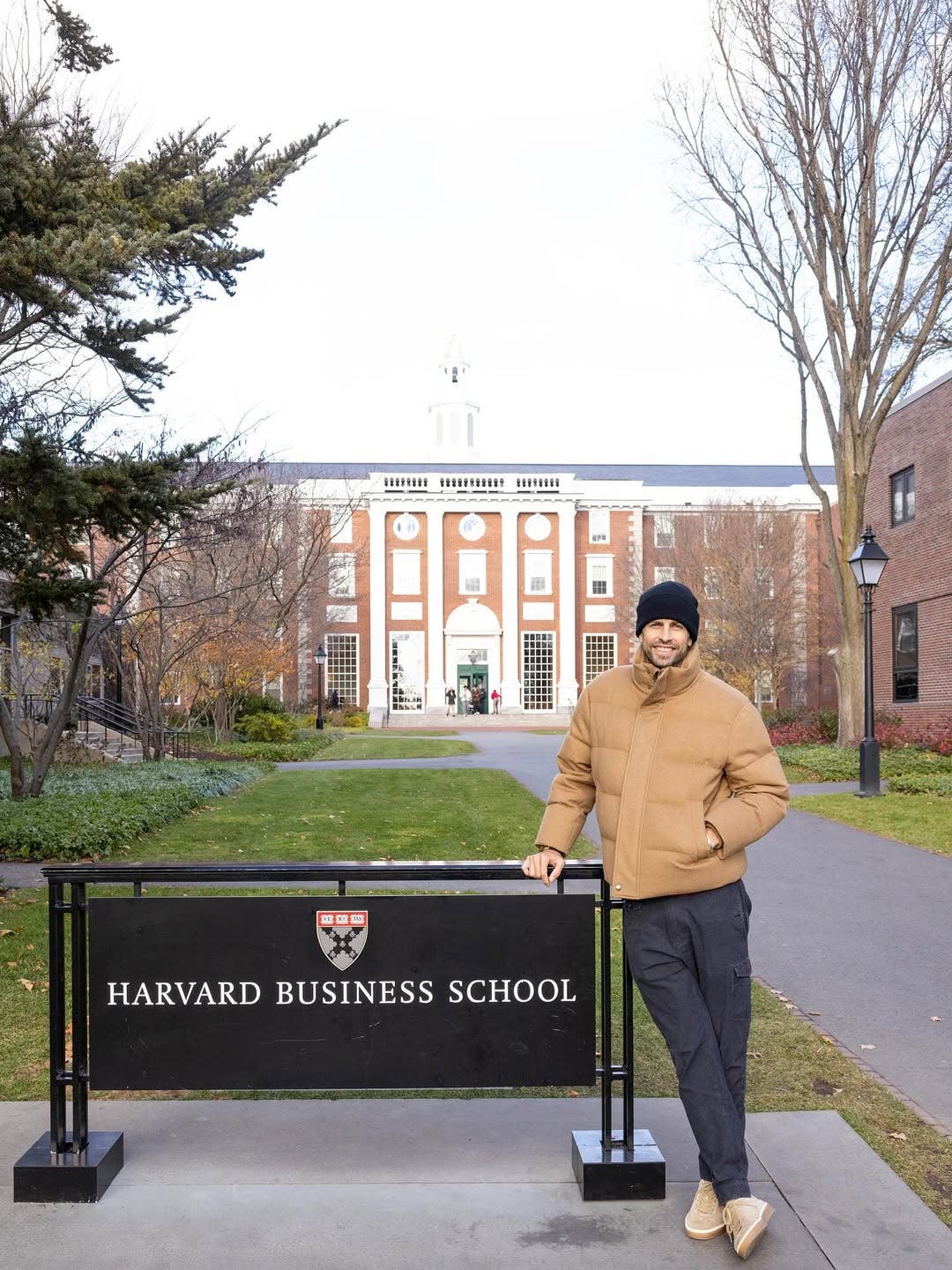 Gerard Piqué poses in Harvared University.