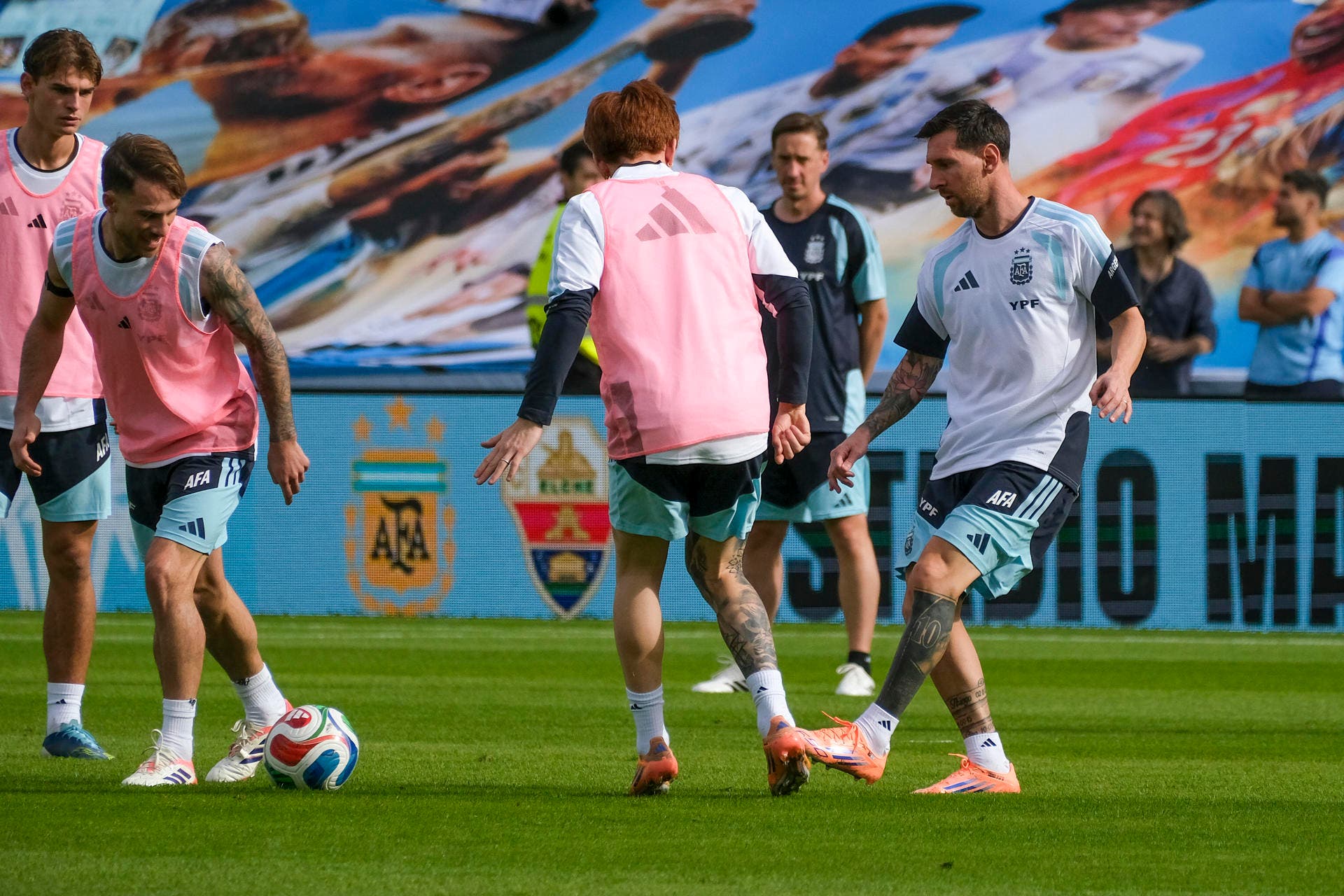 GRAFCVA387. ELCHE (ALICANTE), 13/11/2025.- El jugador de la selección argentina de fútbol, Lionel Messi (d), durante el entrenamiento realizado en el estadio Martínez Valero previo al amistoso ante Angola que disputan mañana viernes en el país africano. EFE/Pablo Miranzo