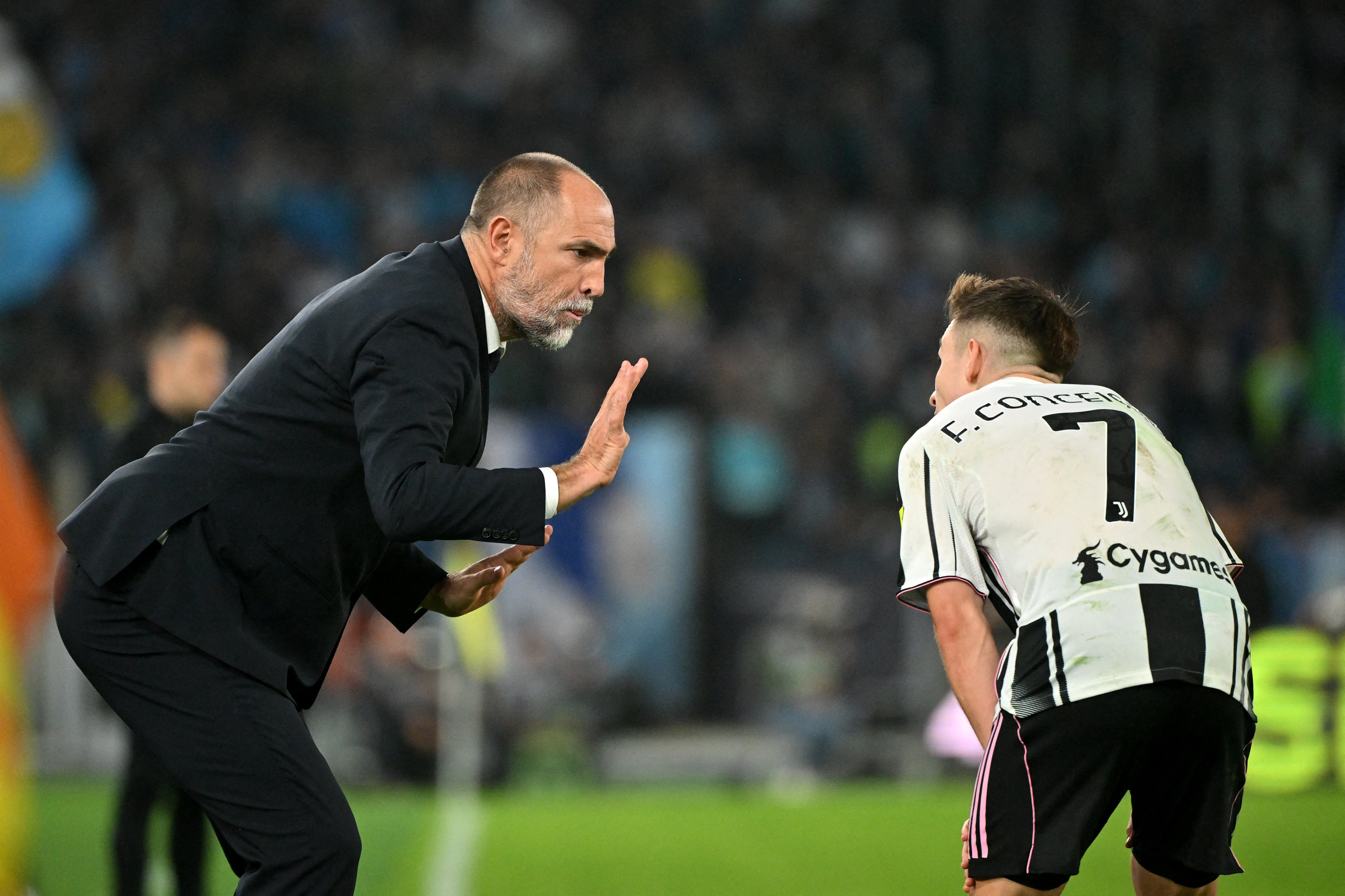 Soccer Football - Serie A - Lazio v Juventus - Stadio Olimpico, Rome, Italy - October 26, 2025 Juventus coach Igor Tudor gives instructions to Francisco Conceicao REUTERS/Alberto Lingria
