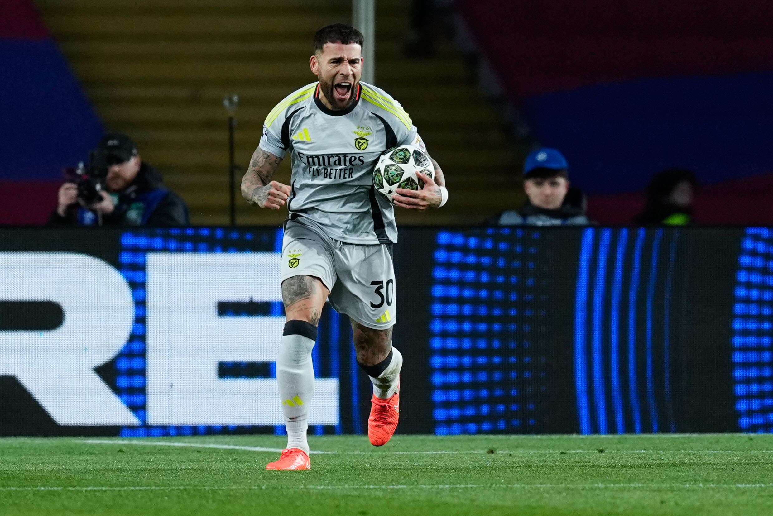 El defensa del Benfica Nicolás Otamendi celebra tras marcar el 1-1 durante el partido de vuelta de octavos de final de la Liga de Campeones entre el Barcelona y el Benfica