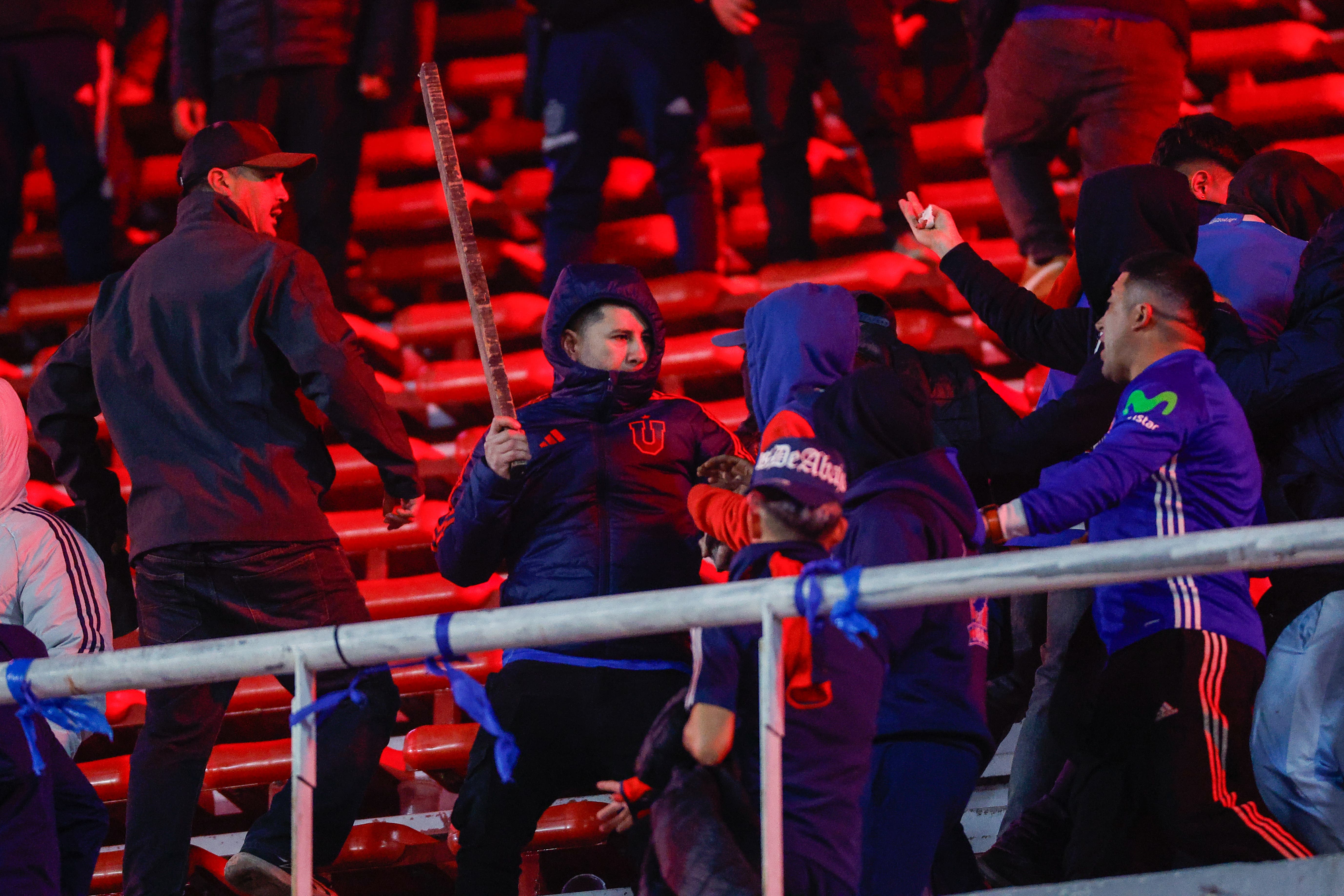 Images of the fight in the stands during the Copa Libertadores match between Independiente CA and Universidad de Chile.