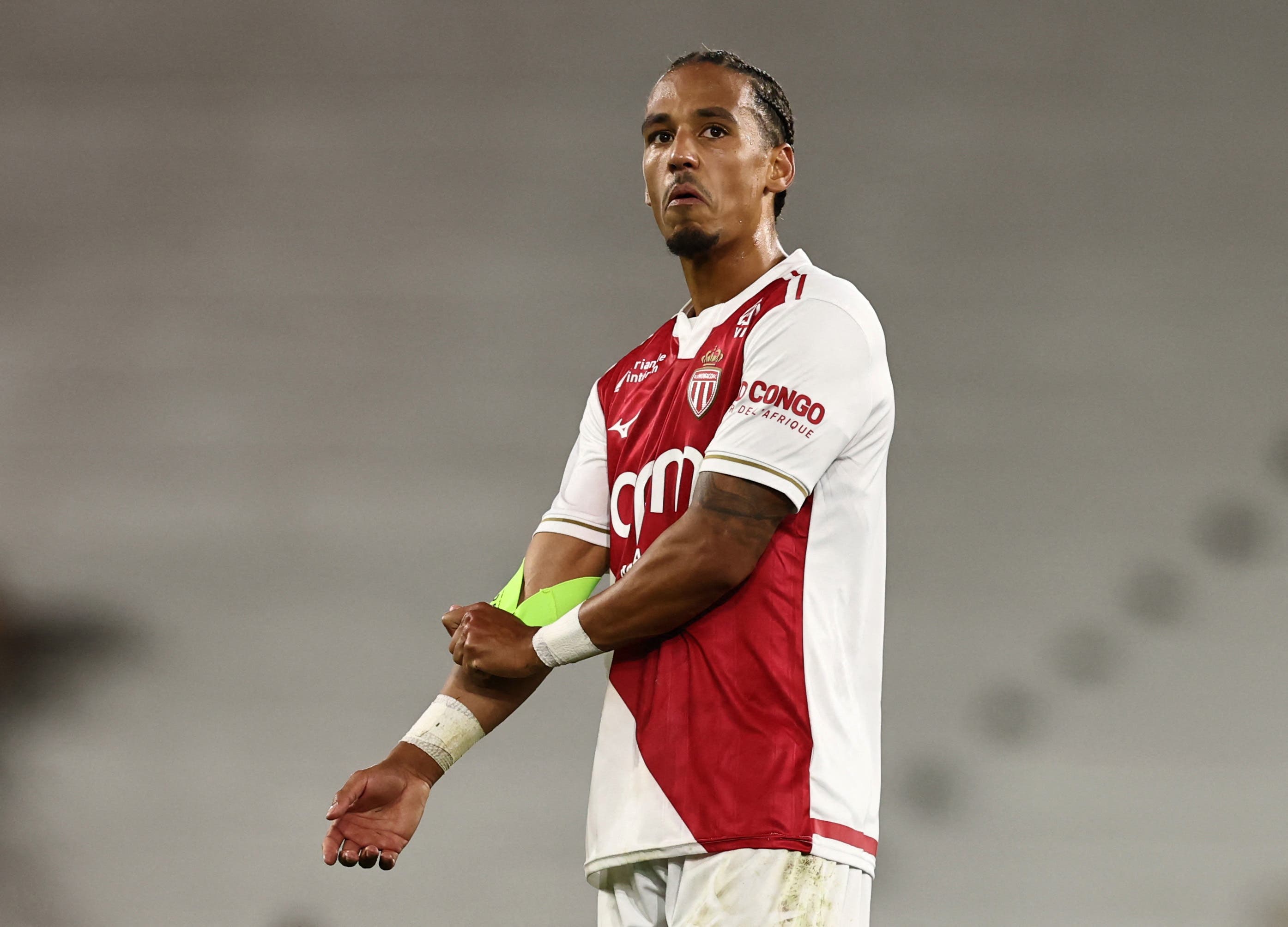 Soccer Football - Ligue 1 - AS Monaco v Paris St Germain - Stade Louis II, Monaco - November 29, 2025 AS Monaco's Thilo Kehrer reacts afetr being shown a red card REUTERS/Manon Cruz
