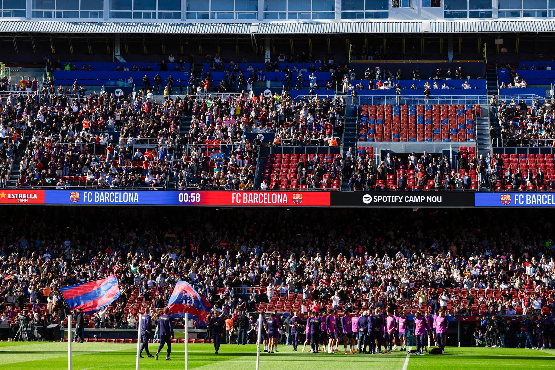 GRAFCAT4460. BARCELONA (ESPAÑA), 07/11/2025.- Alrededor de 23.000 espectadores, han acudido este viernes al Spotify Camp Nou para presenciar el entrenamiento que realiza el primer equipo masculino del Barcelona para preparar el partido de liga que disputarán mañana ante el Real Club Celta de Vigo en Balaídos, en el que ha sido el primer evento abierto al público en el estadio desde el inicio de las obras de reconstrucción en el verano de 2023 y una prueba piloto para la futura reapertura en un partido oficial. EFE/ Alberto Estévez