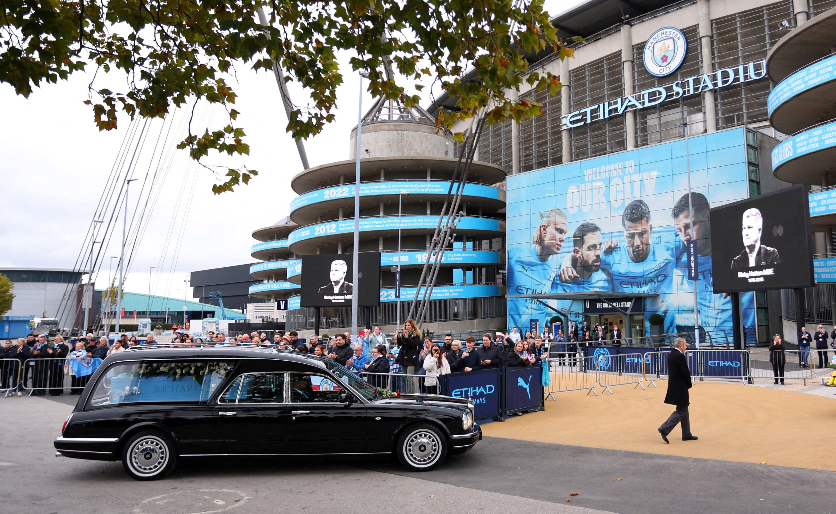 Boxing - Funeral of former boxer Ricky Hatton - Etihad Stadium, Manchester, Britain - October 10, 2025 Mourners look on outside the stadium as the funeral cortege of Ricky Hatton passes by Action Images via Reuters/Ed Sykes TPX IMAGES OF THE DAY
