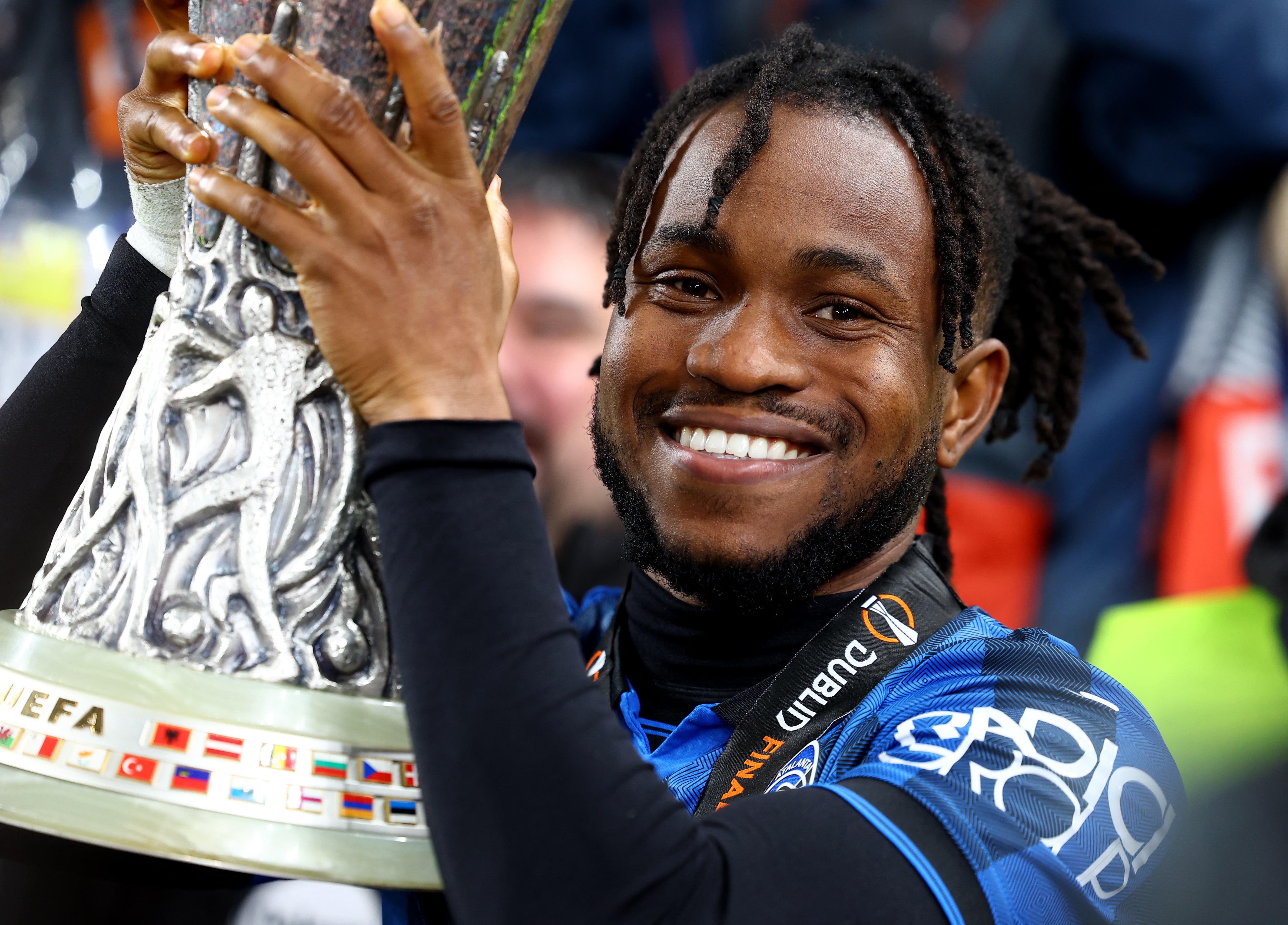 Soccer Football - Europa League - Final - Atalanta v Bayer Leverkusen - Aviva Stadium, Dublin, Ireland - May 22, 2024 Atalanta's Ademola Lookman poses for a picture with the trophy after winning the Europa League Final REUTERS/Paul Childs