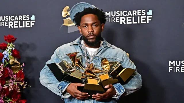 Kendrick Lamar poses with his 5 grammy awards