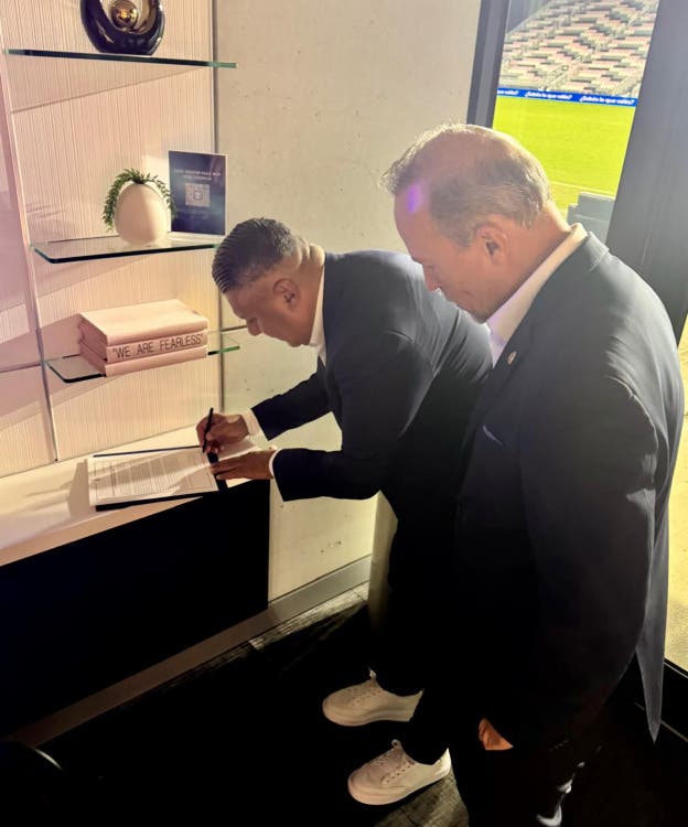 Tomas Regalado signs his new contract as AFA's ambassador in the USA.