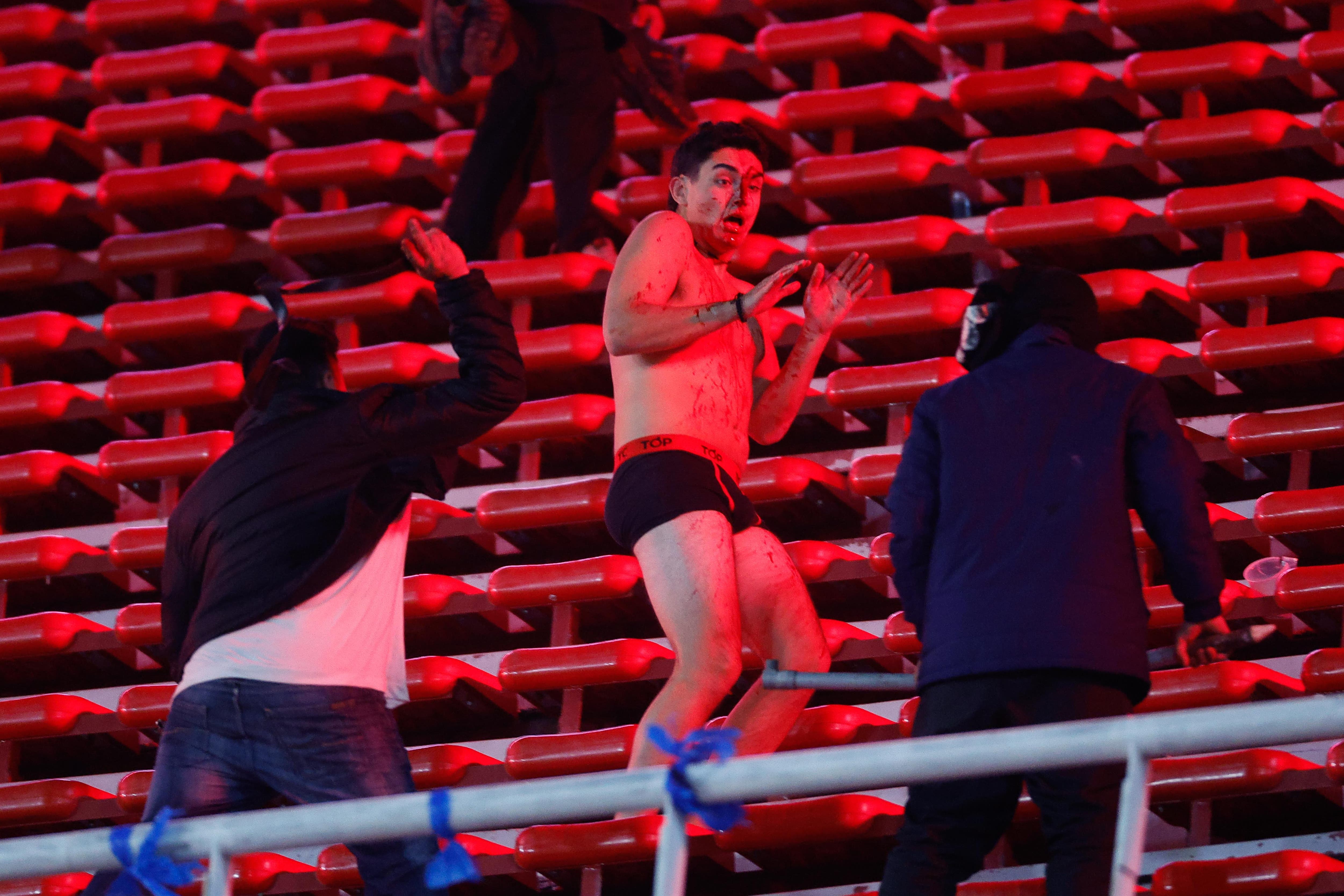 Images of the fight in the stands during the Copa Libertadores match between Independiente CA and Universidad de Chile.