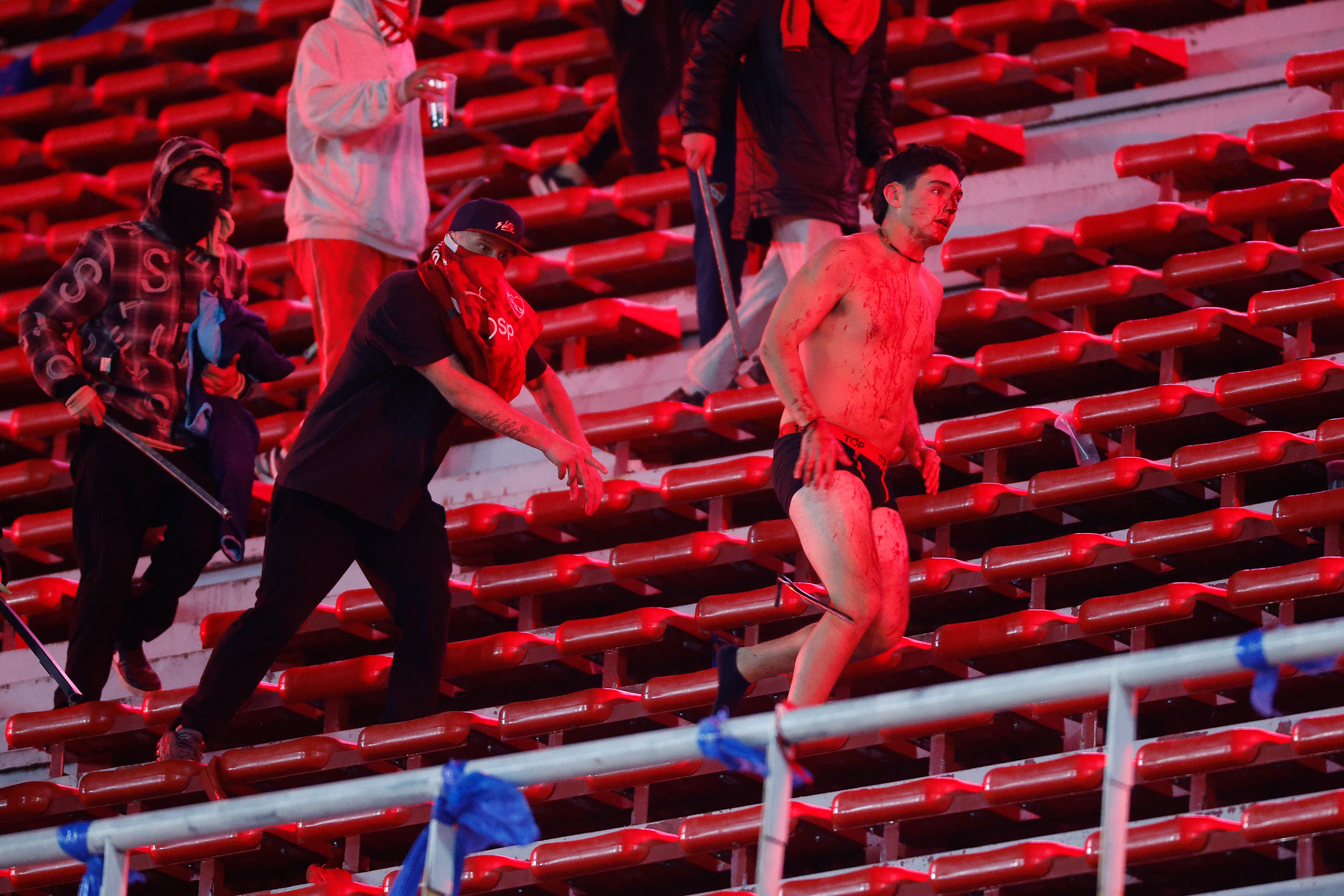 Images of the fight in the stands during the Copa Libertadores match between Independiente CA and Universidad de Chile.
