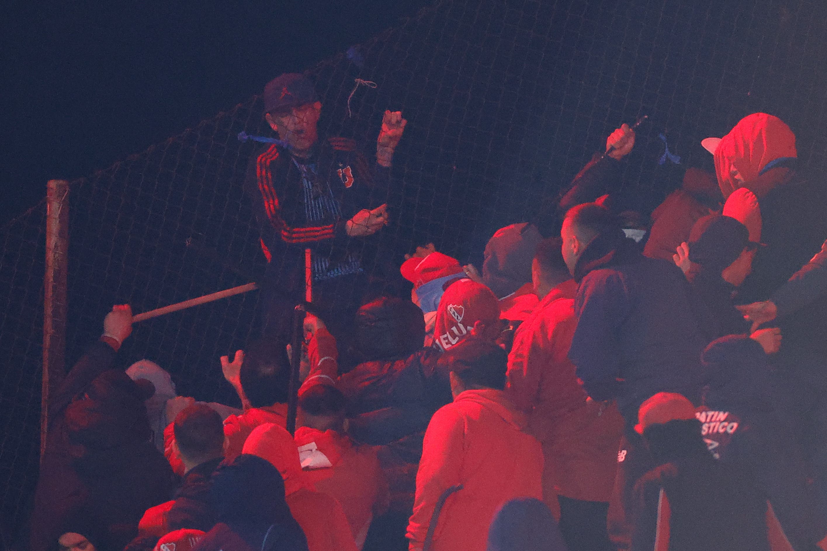 Images of the fight in the stands during the Copa Libertadores match between Independiente CA and Universidad de Chile.