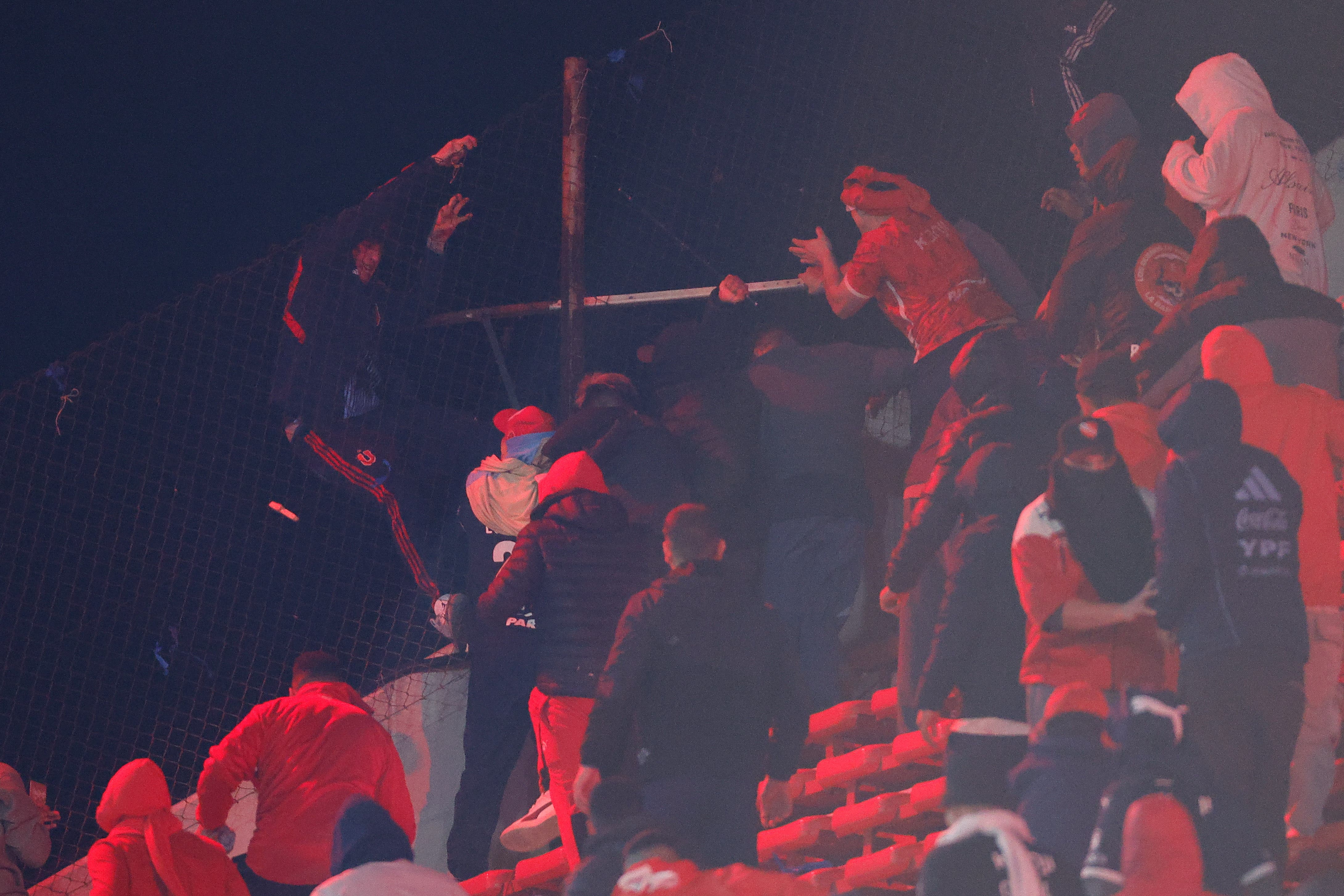 Images of the fight in the stands during the Copa Libertadores match between Independiente CA and Universidad de Chile.