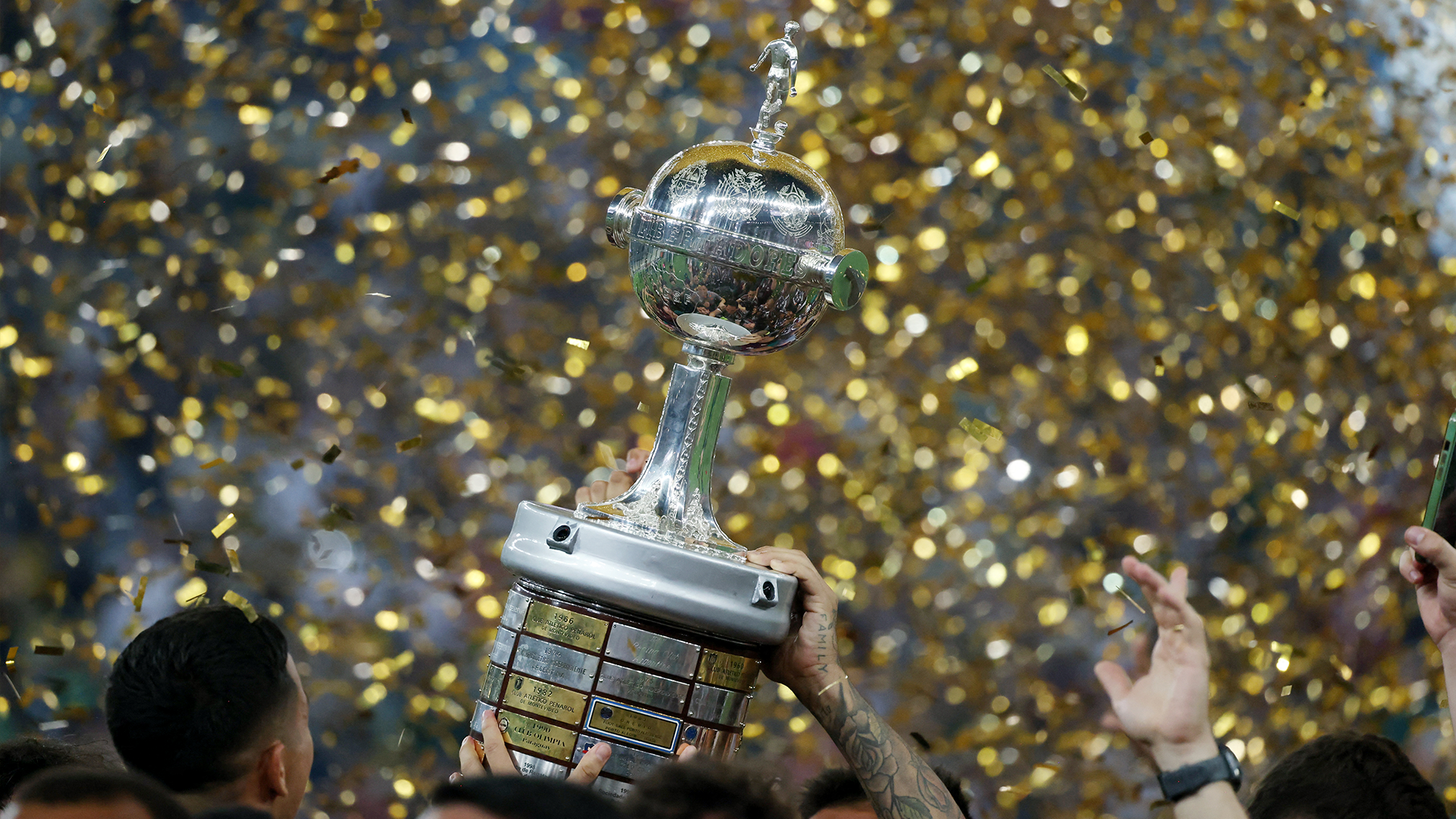 Soccer - Copa Libertadores - Final - Atletico Mineiro v Botafogo - Estadio Mas Monumental, Buenos Aires, Argentina - November 30, 2024 General view of the Copa Libertadores trophy being lifted by Botafogo players REUTERS/Agustin Marcarian