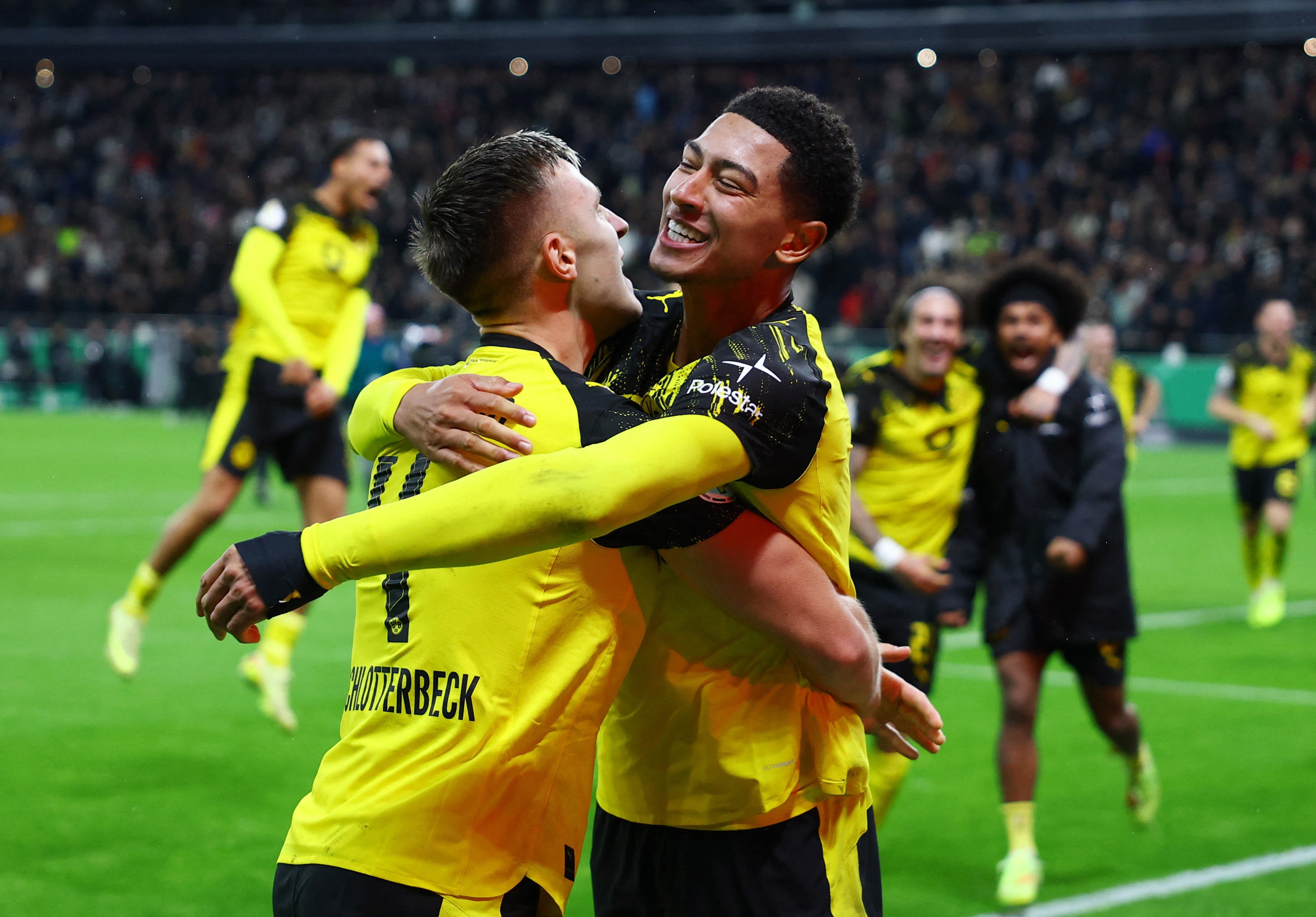 Soccer Football - DFB Cup - Second Round - Eintracht Frankfurt v Borussia Dortmund - Deutsche Bank Park, Frankfurt, Germany - October 28, 2025 Borussia Dortmund's Jobe Bellingham celebrates with teammates after the match REUTERS/Kai Pfaffenbach DFB REGULATIONS PROHIBIT ANY USE OF PHOTOGRAPHS AS IMAGE SEQUENCES AND/OR QUASI-VIDEO.