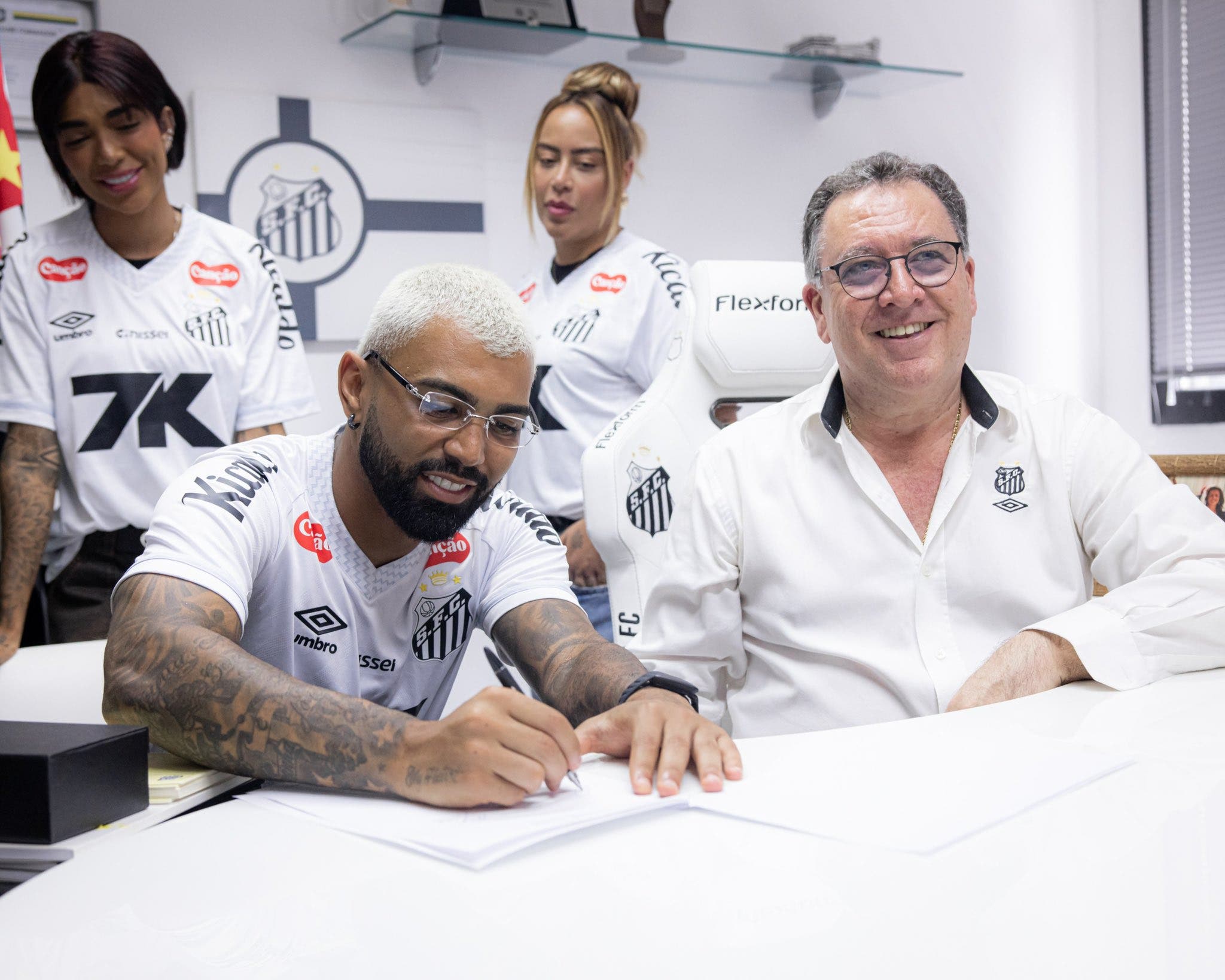Gabriel Barbosa signs his new contract with Santos FC.