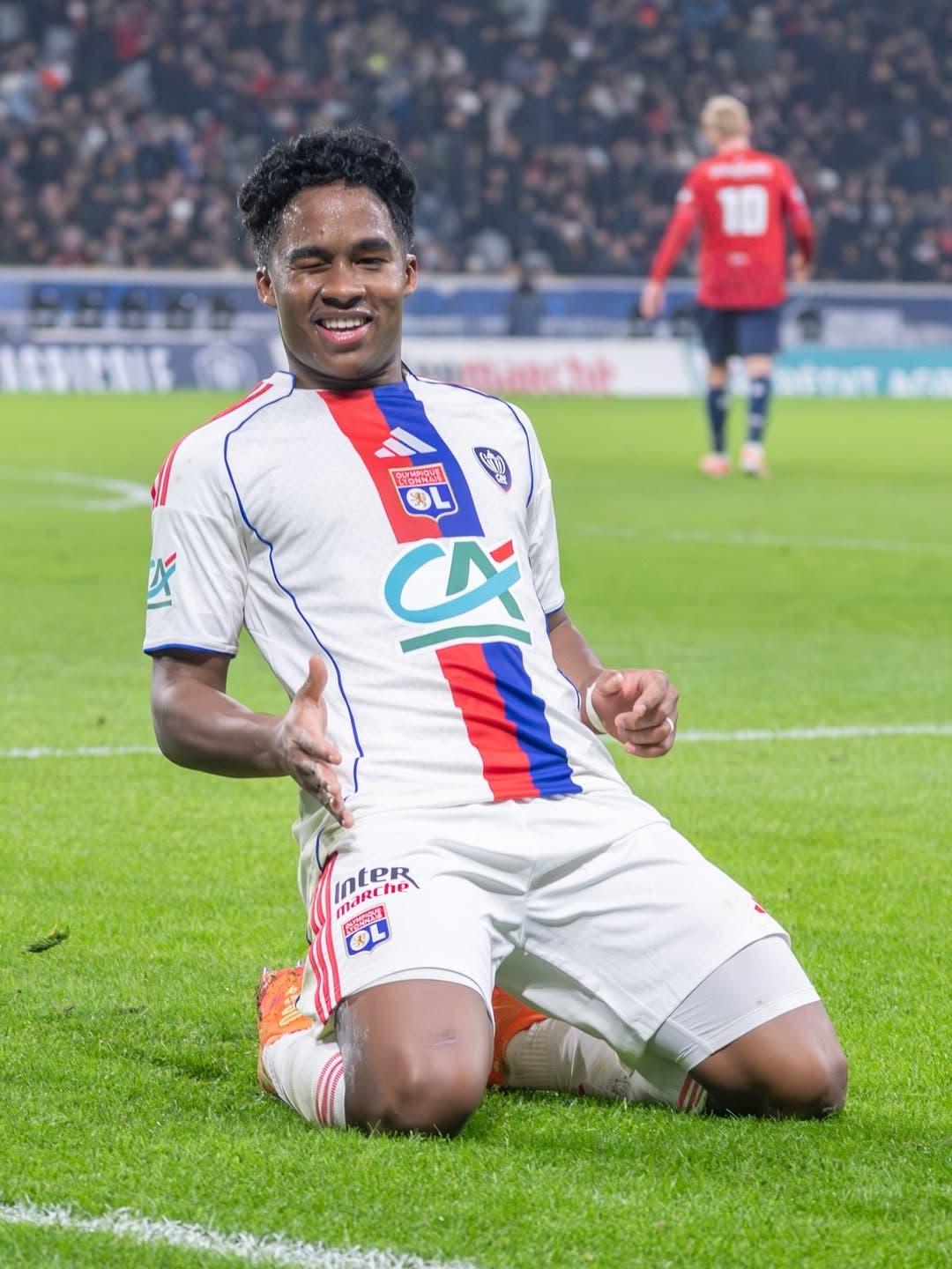 Endrick celebrates a goal during an Olympique Lyonnais match.