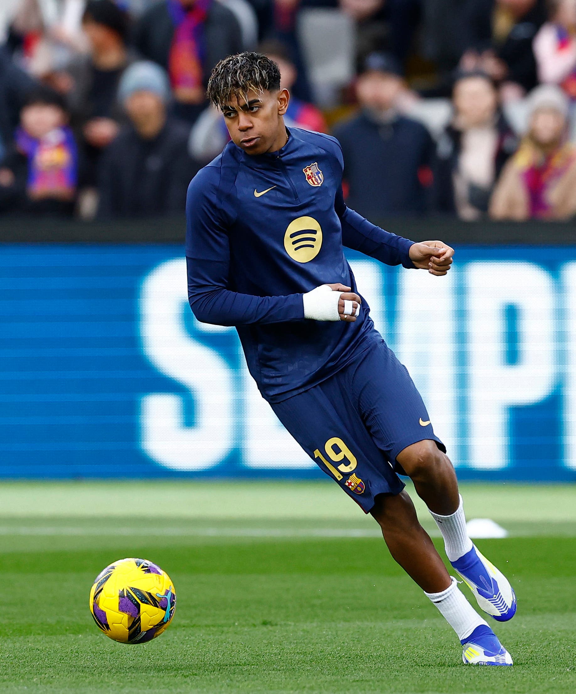 Soccer Football - LaLiga - FC Barcelona v Real Sociedad - Estadi Olimpic Lluis Companys, Barcelona, Spain - March 2, 2025 FC Barcelona's Lamine Yamal during the warm up before the match REUTERS/Albert Gea