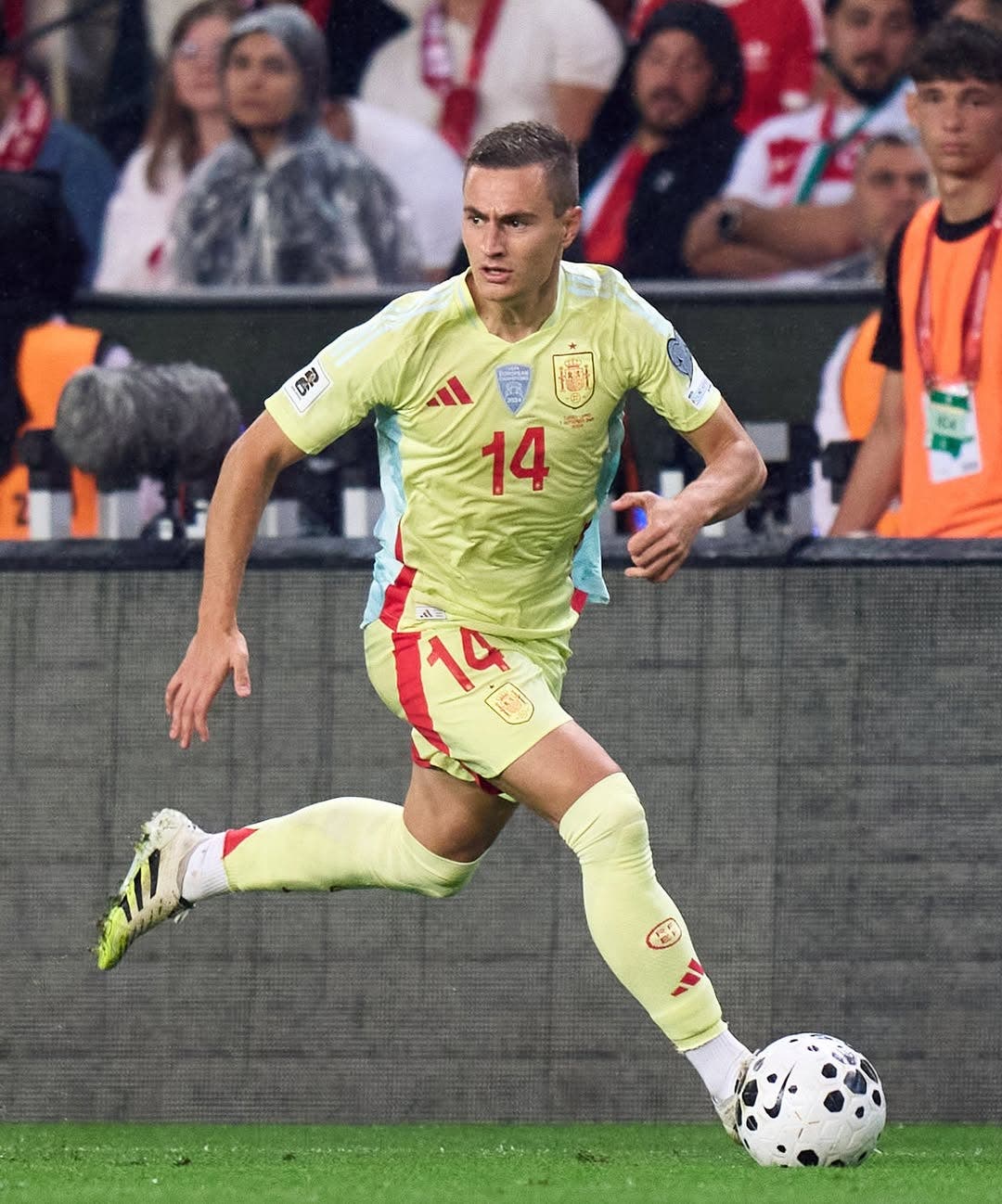 7 de septiembre de 2025. Un día que jamás olvidaré, un sueño cumplido. La felicidad que siento tras debutar con la Selección Española es difícil de explicar con palabras. Muchas gracias a todos los que lo han hecho posible, especialmente a mi mujer, mi familia y mis amigos. Gracias infinitas por acompañarme siempre, este premio también es vuestro 🇪🇸♥️