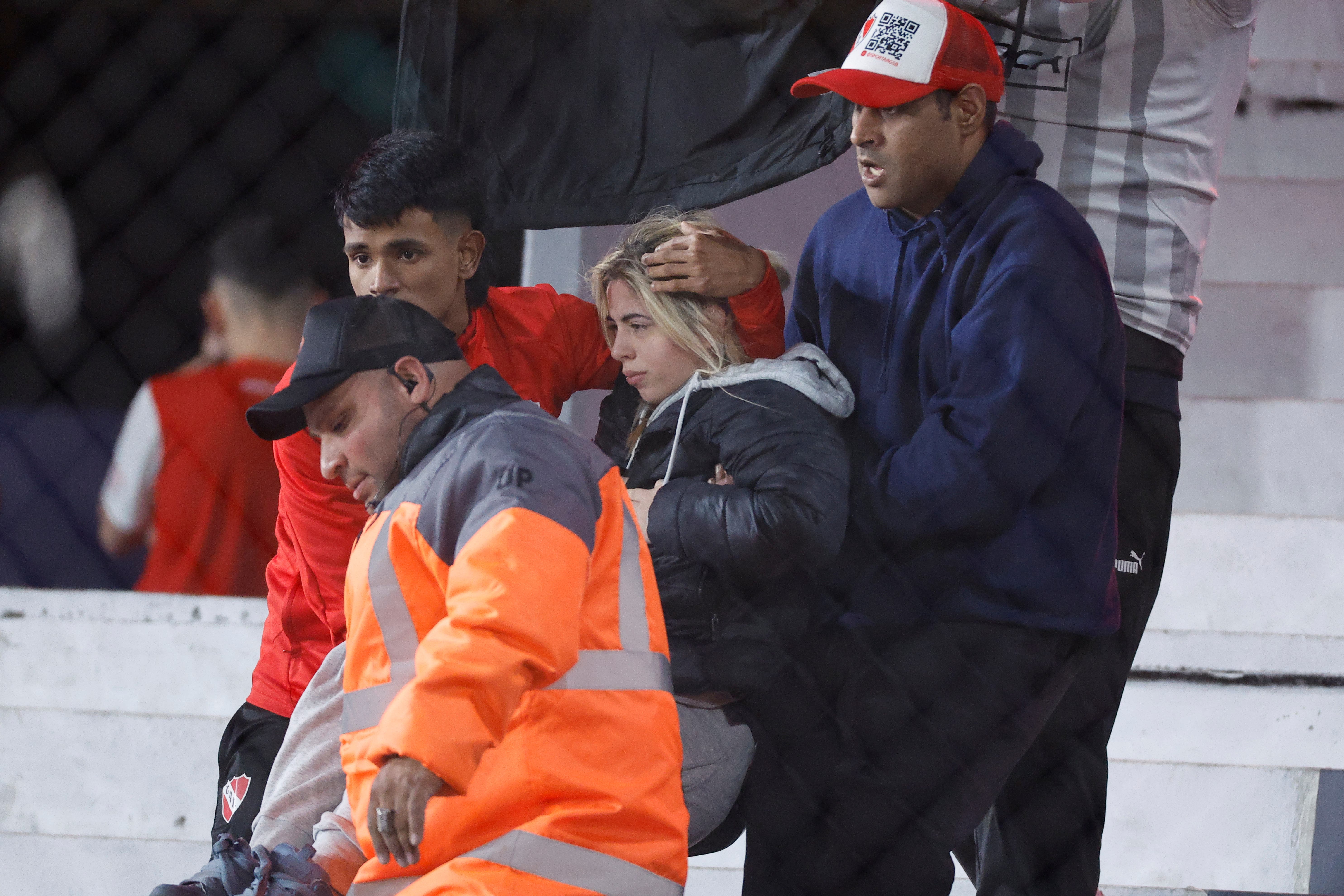 Images of the fight in the stands during the Copa Libertadores match between Independiente CA and Universidad de Chile.