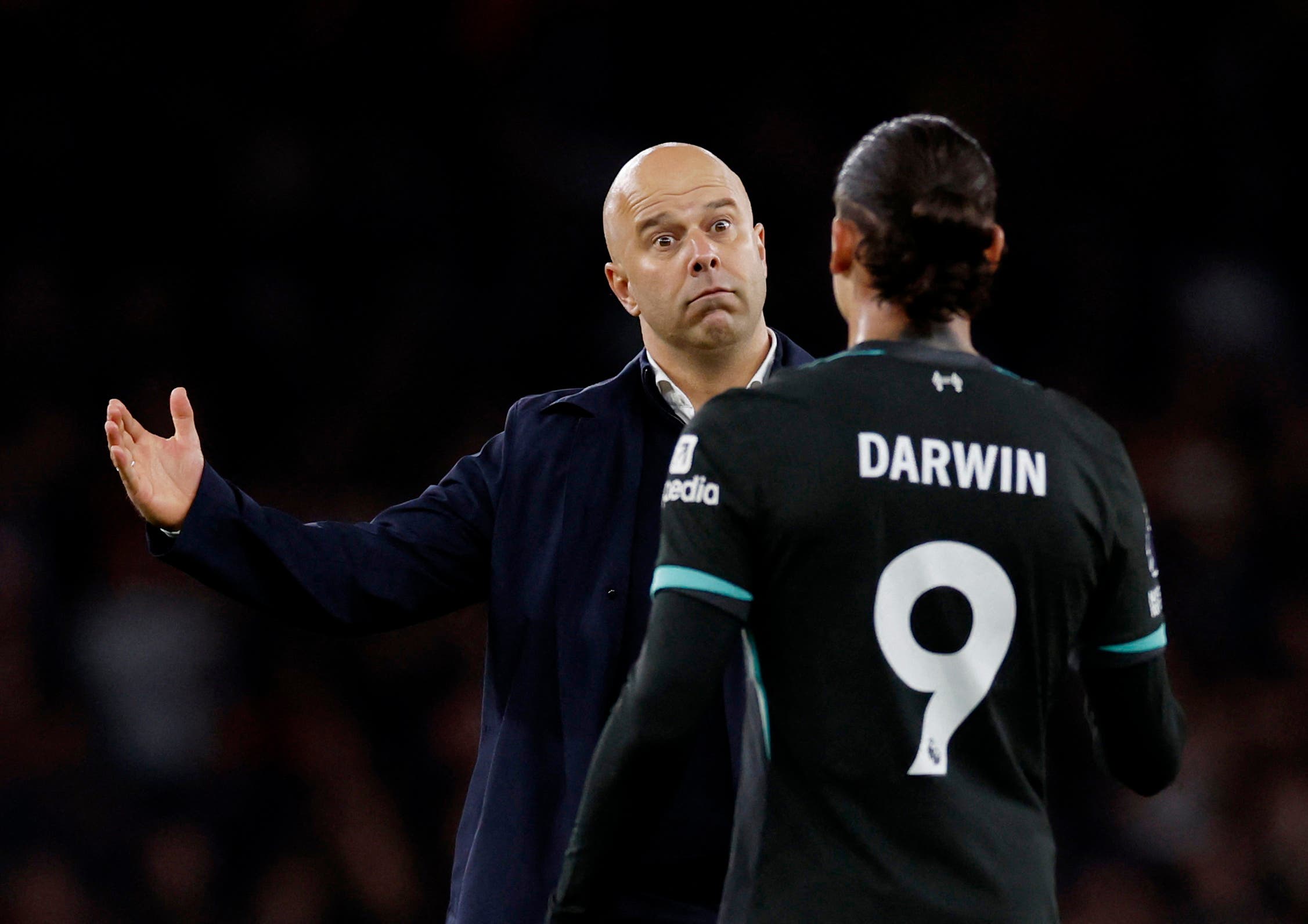 Liverpool manager Arne Slot shakes hands with Darwin Nunez