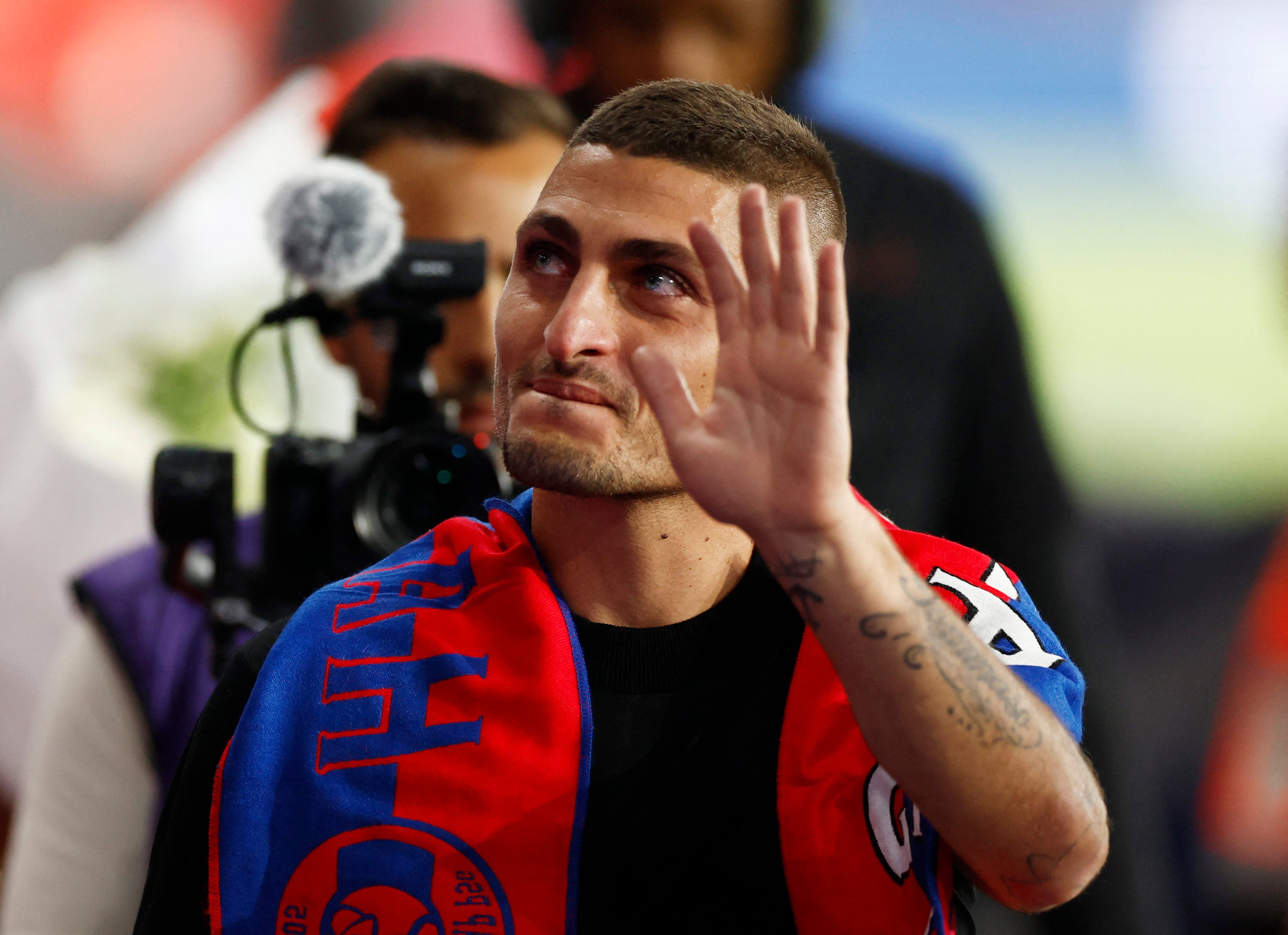 Soccer Football - Ligue 1 - Paris St Germain v OGC Nice - Parc des Princes, Paris, France - September 15, 2023 Former Paris St Germain player Marco Verratti waves goodbye to the fans inside the stadium before the match REUTERS/Gonzalo Fuentes
