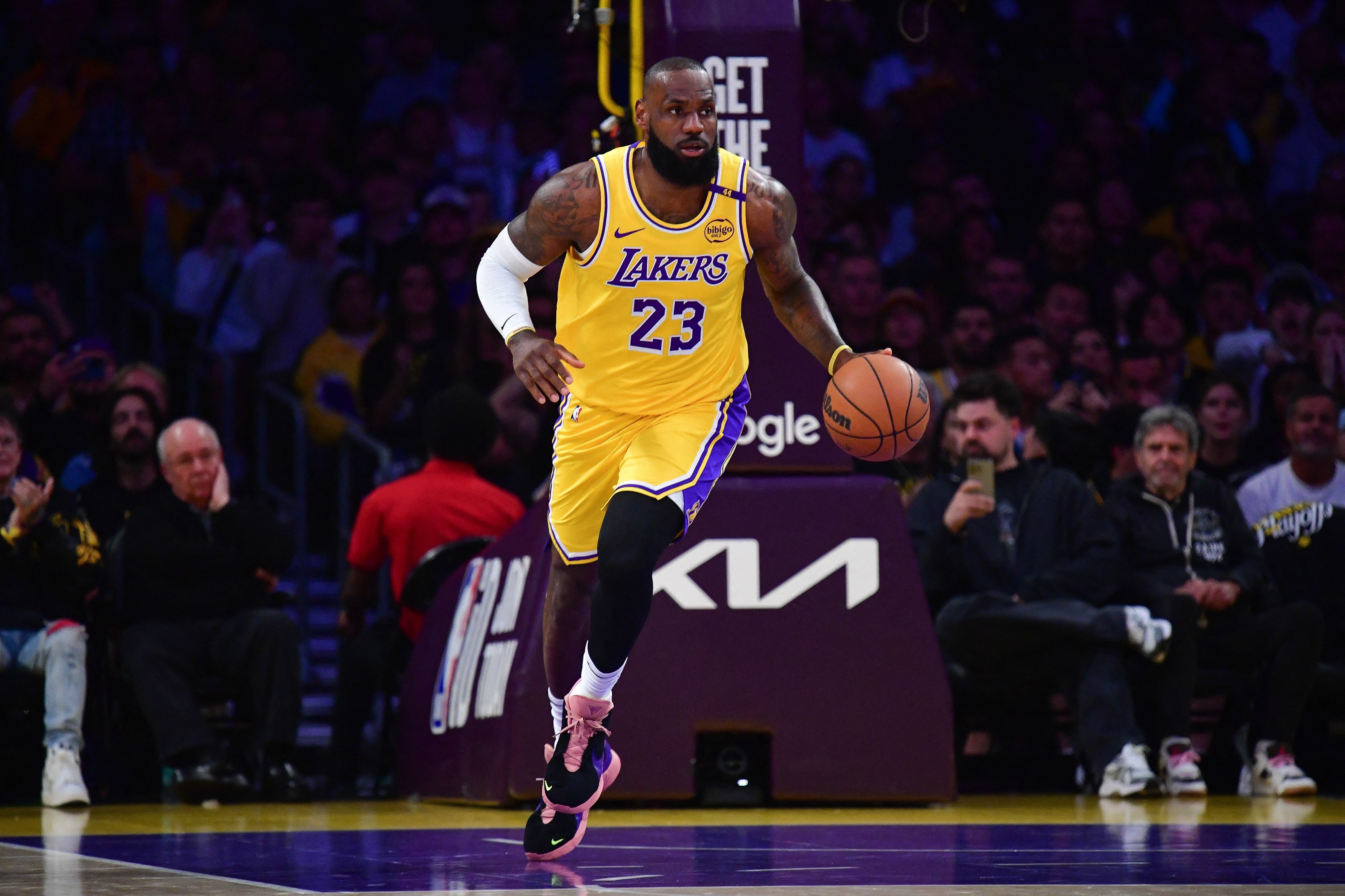 Los Angeles Lakers forward LeBron James (23) brings the ball up court against the Minnesota Timberwolves 