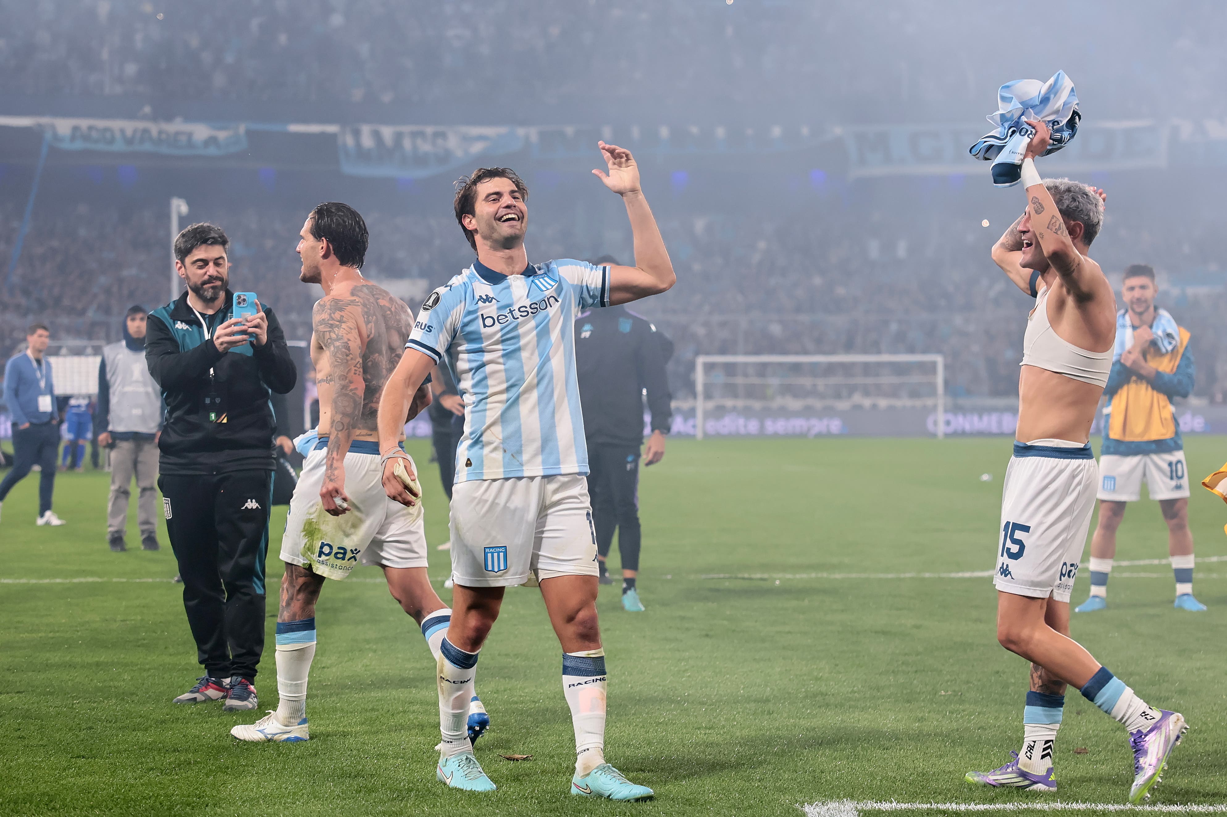 AMDEP3868. AVELLANEDA (ARGENTINA), 23/09/2025.- Jugadores de Racing celebran este martes, al final de un partido de cuartos de final de la Copa Libertadores entre Racing y Vélez en el estadio Presidente Perón, en Avellaneda (Argentina). EFE/ Adan González
