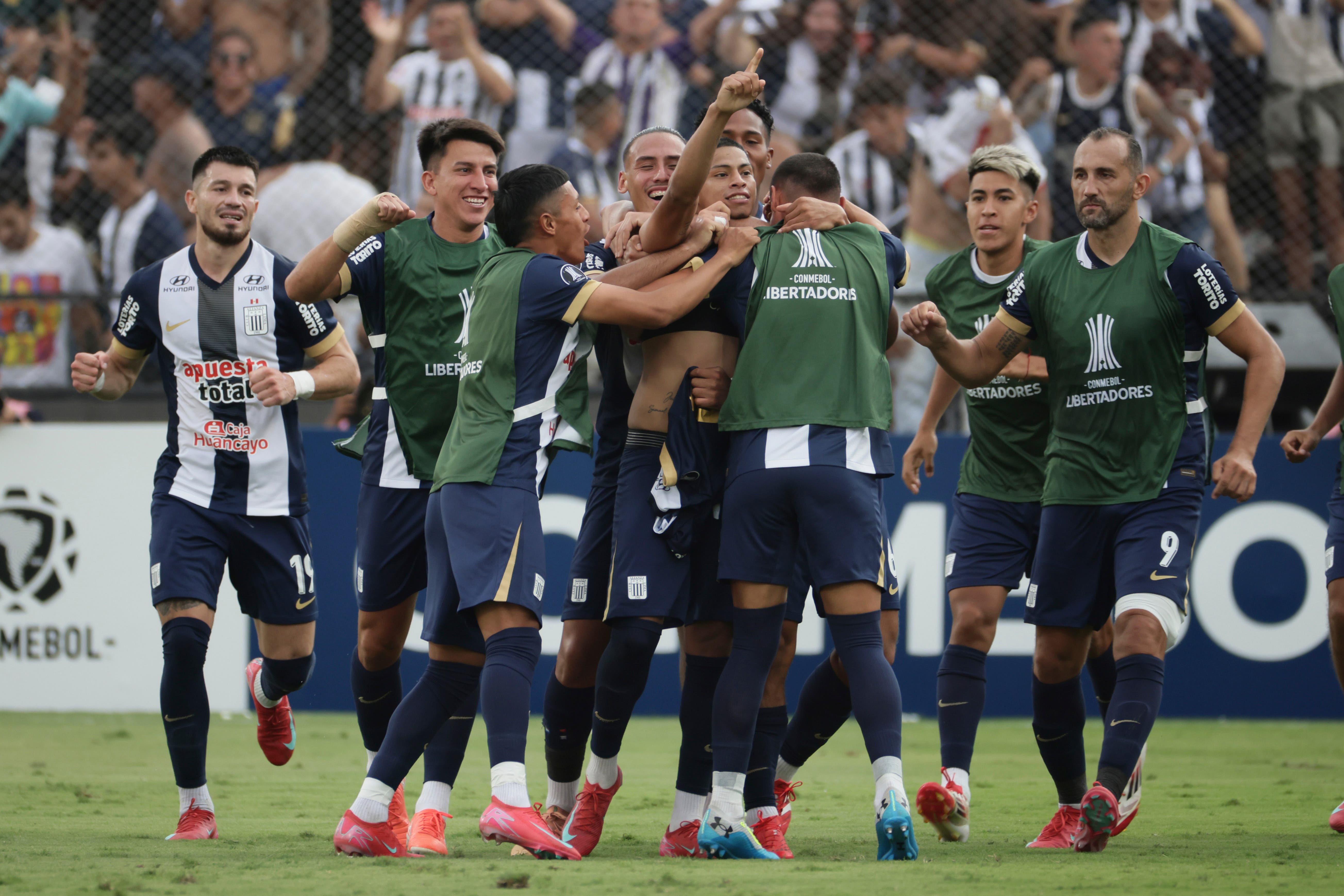 Kevin Quevedo (c) de Alianza celebra un gol este martes, en un partido de la tercera ronda de la Copa Libertadores entre Alianza Lima e Iquique en el estadio Alejandro Villanueva en Lima