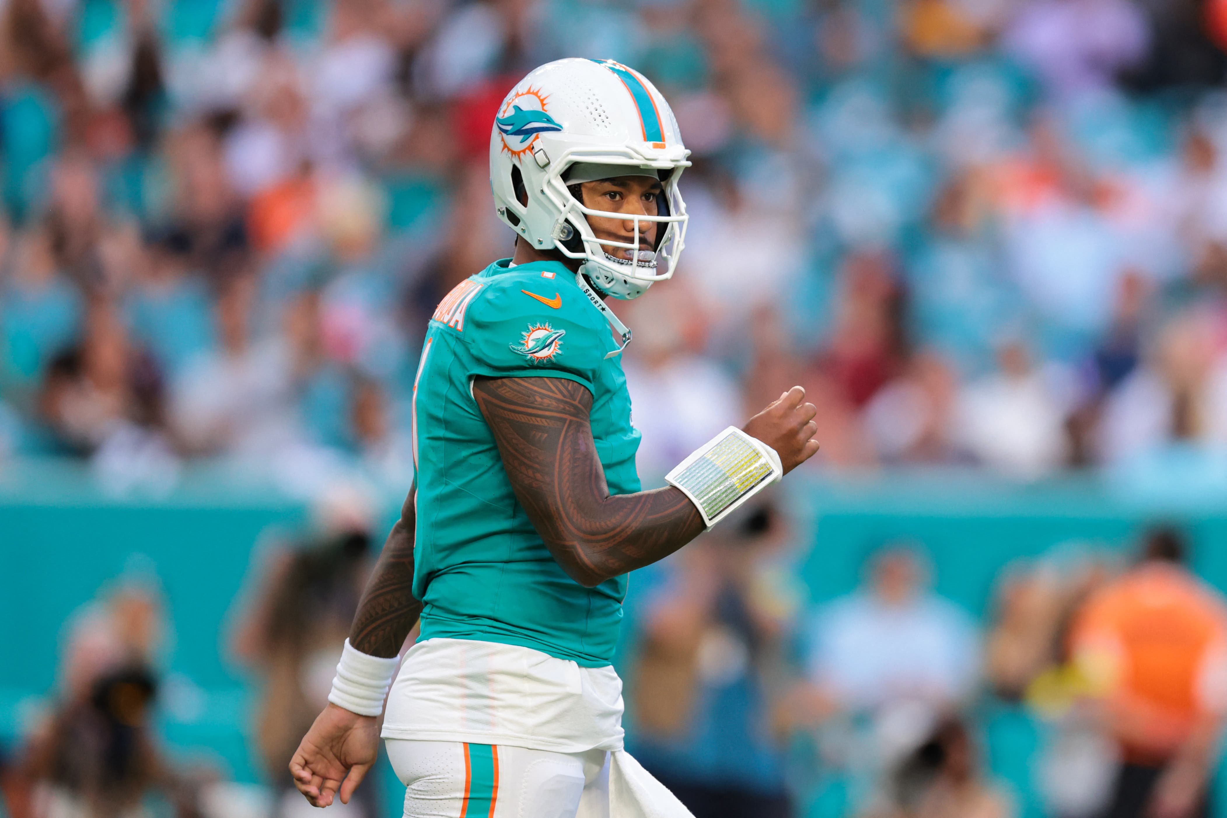 Tua Tagovailoa durante un partido con los Miami Dolphins.