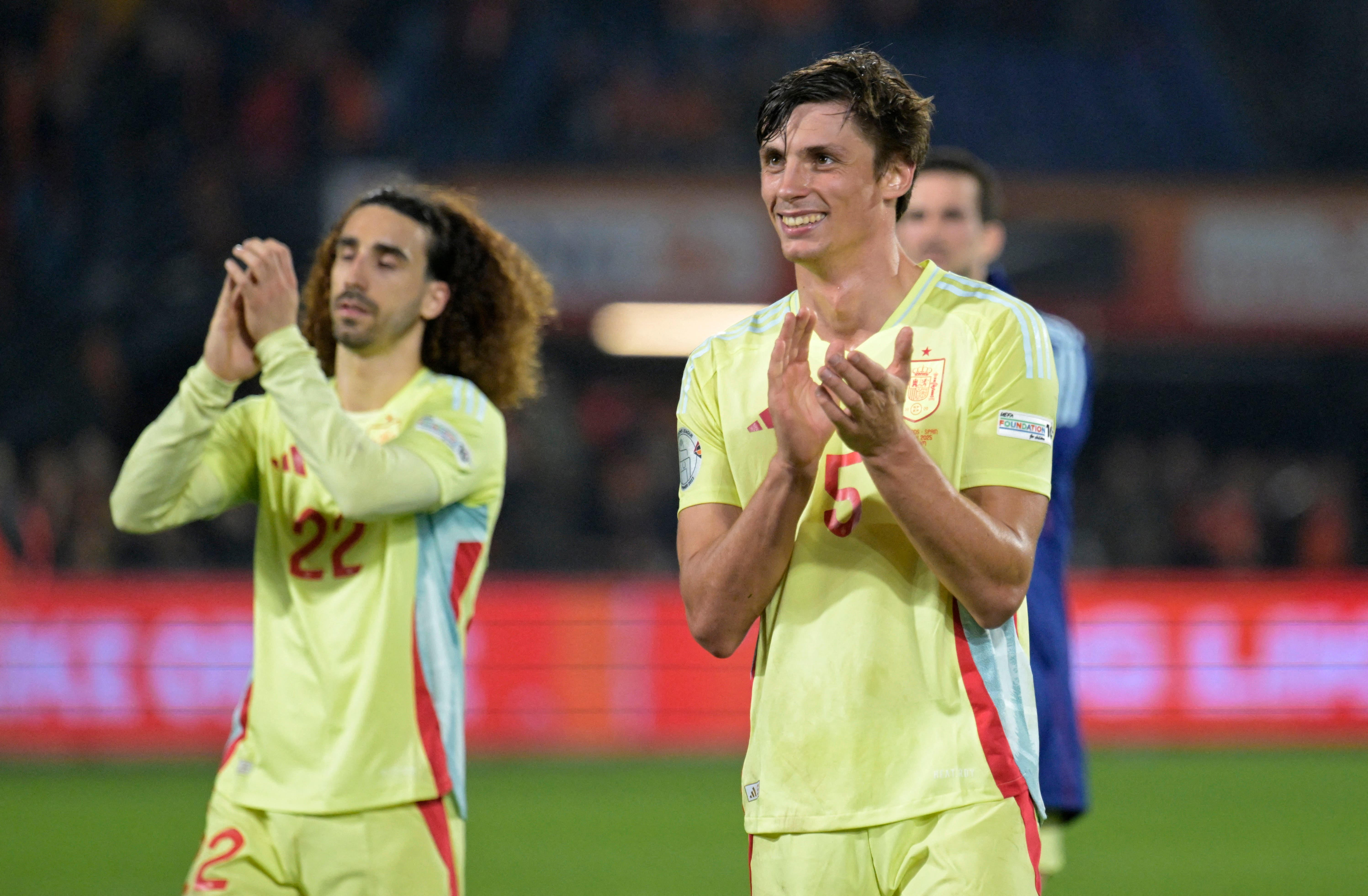 Soccer Football - Nations League - Quarter Final - First Leg - Netherlands v Spain - Feyenoord Stadium, Rotterdam, Netherlands - March 20, 2025 Spain's Robin Le Normand applauds fans after the match REUTERS/Fabian Bimmer