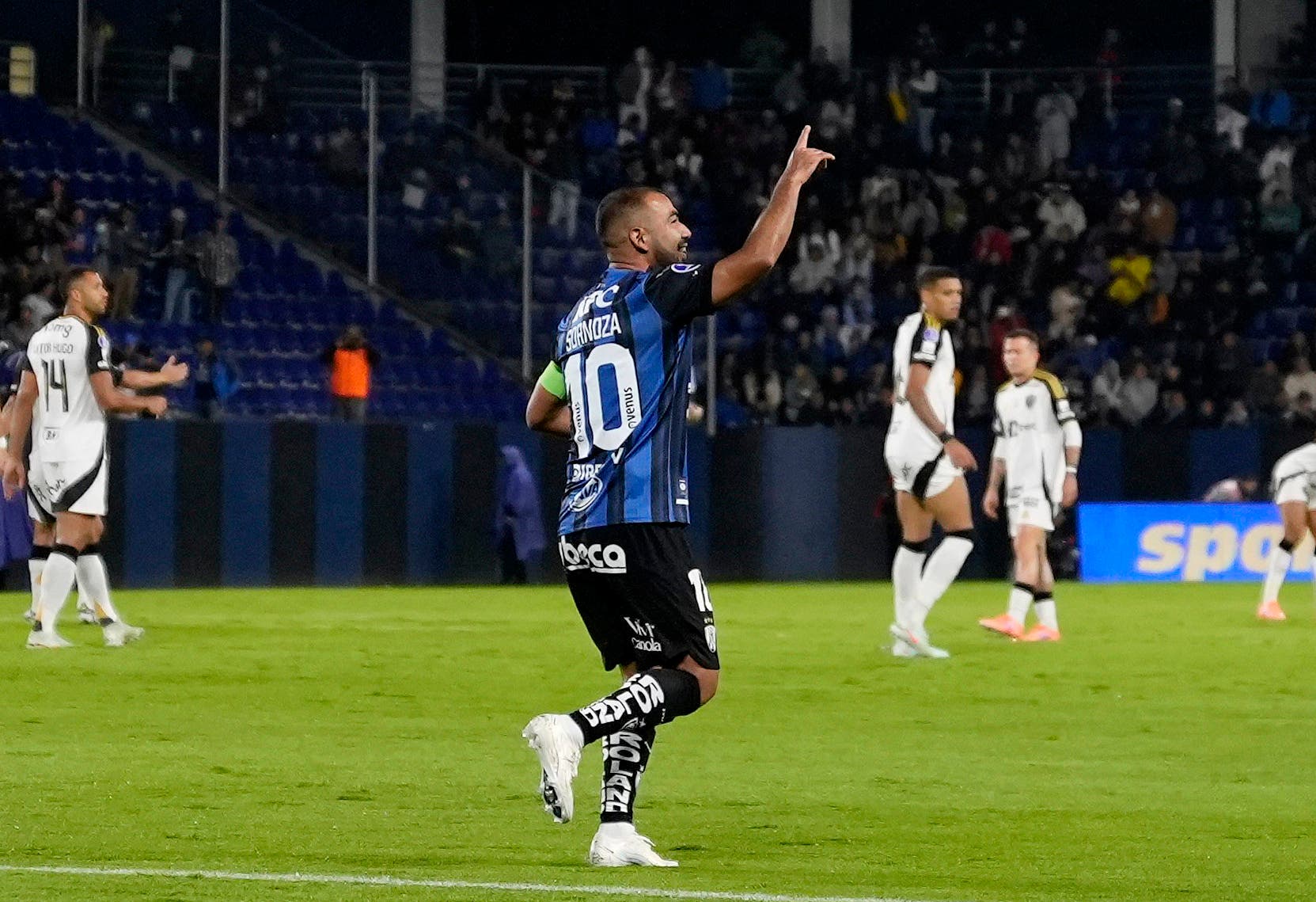 Soccer Football - Copa Sudamericana - Semi Final - First Leg - Independiente del Valle v Atletico Mineiro - Estadio Banco Guayaquil, Quito, Ecuador - October 21, 2025 Independiente del Valle's Junior Sornoza celebrates scoring their first goal REUTERS/Cristina Vega

